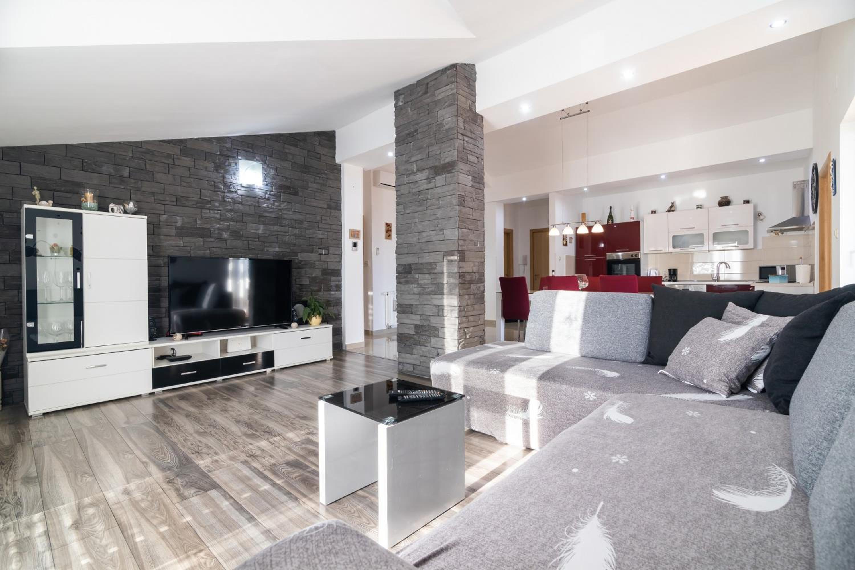 Seabreeze Apartments with Shared Jacuzzi