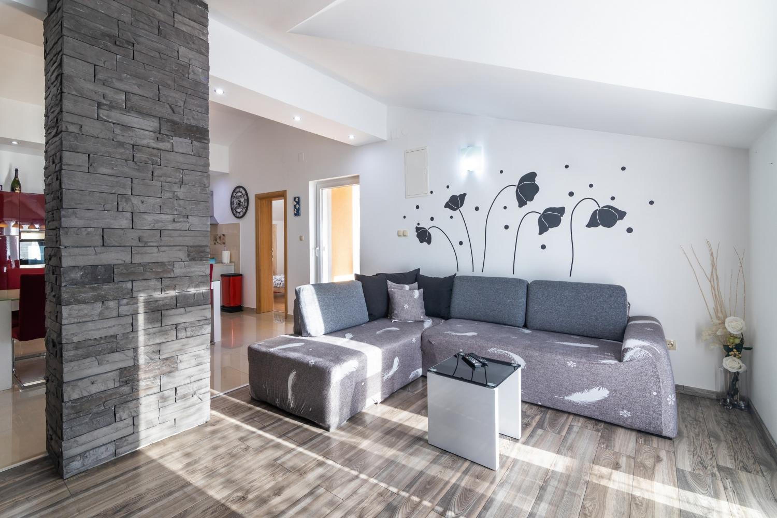 Seabreeze Apartments with Shared Jacuzzi