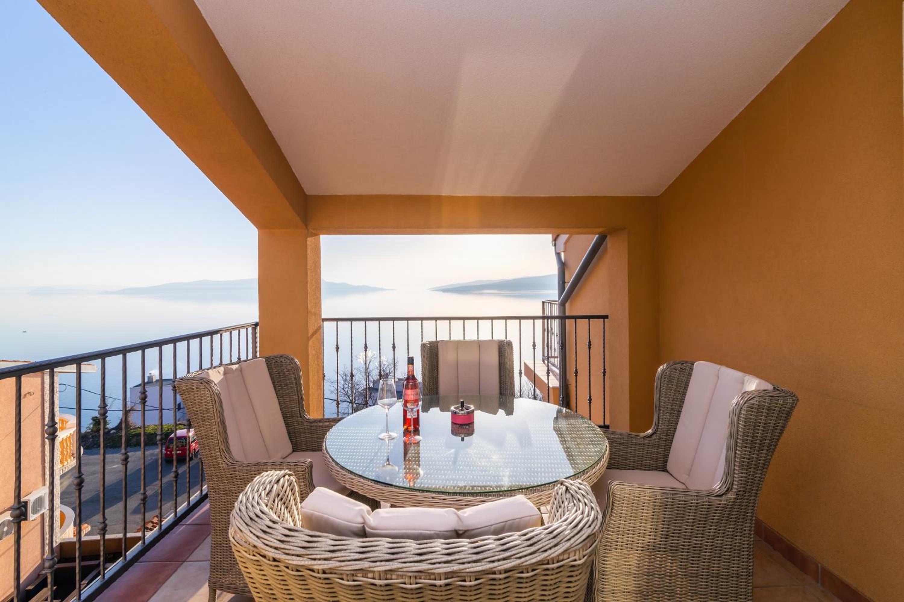 Seabreeze Apartments with Shared Jacuzzi