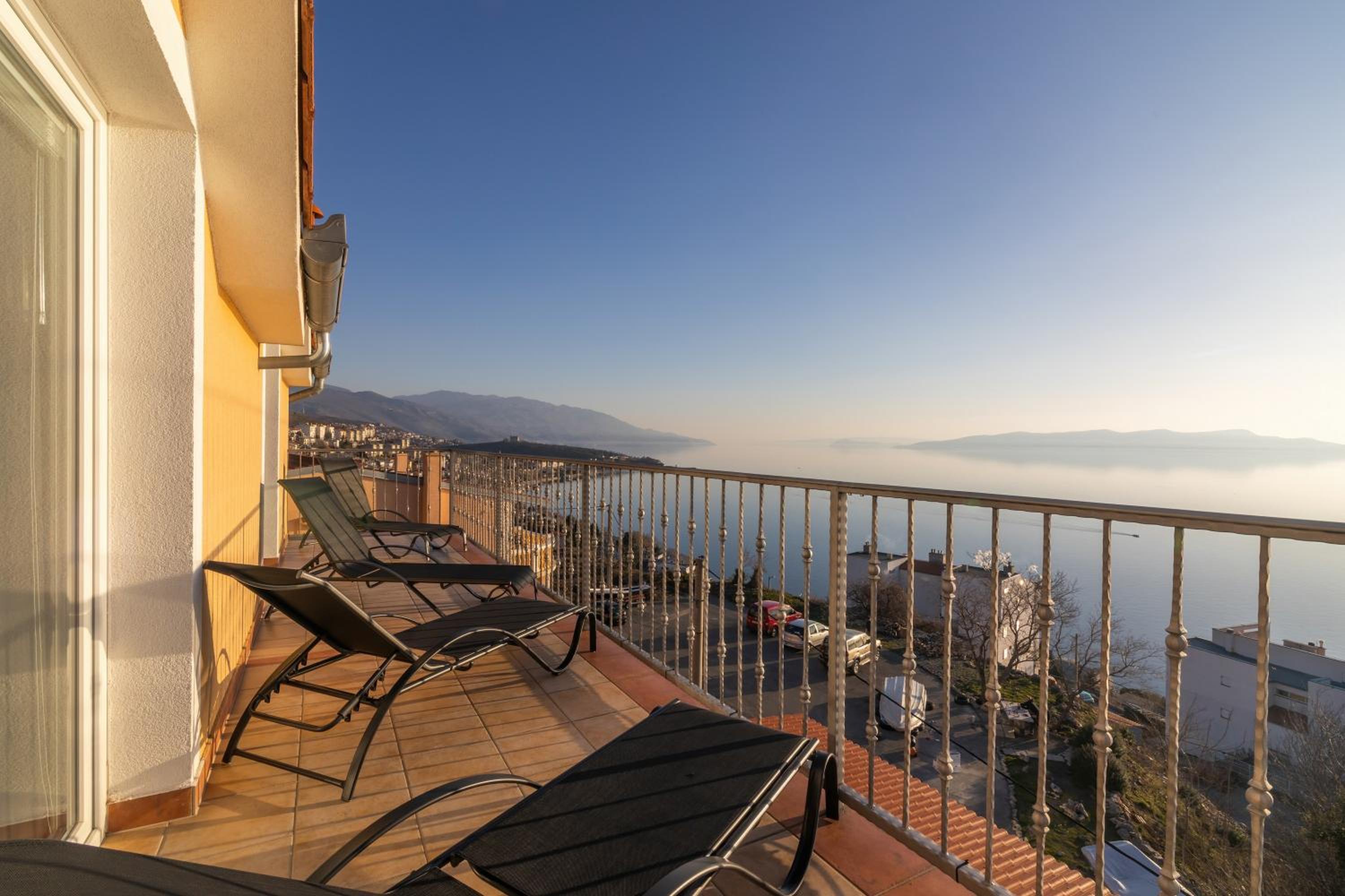 Seabreeze Apartments with Shared Jacuzzi