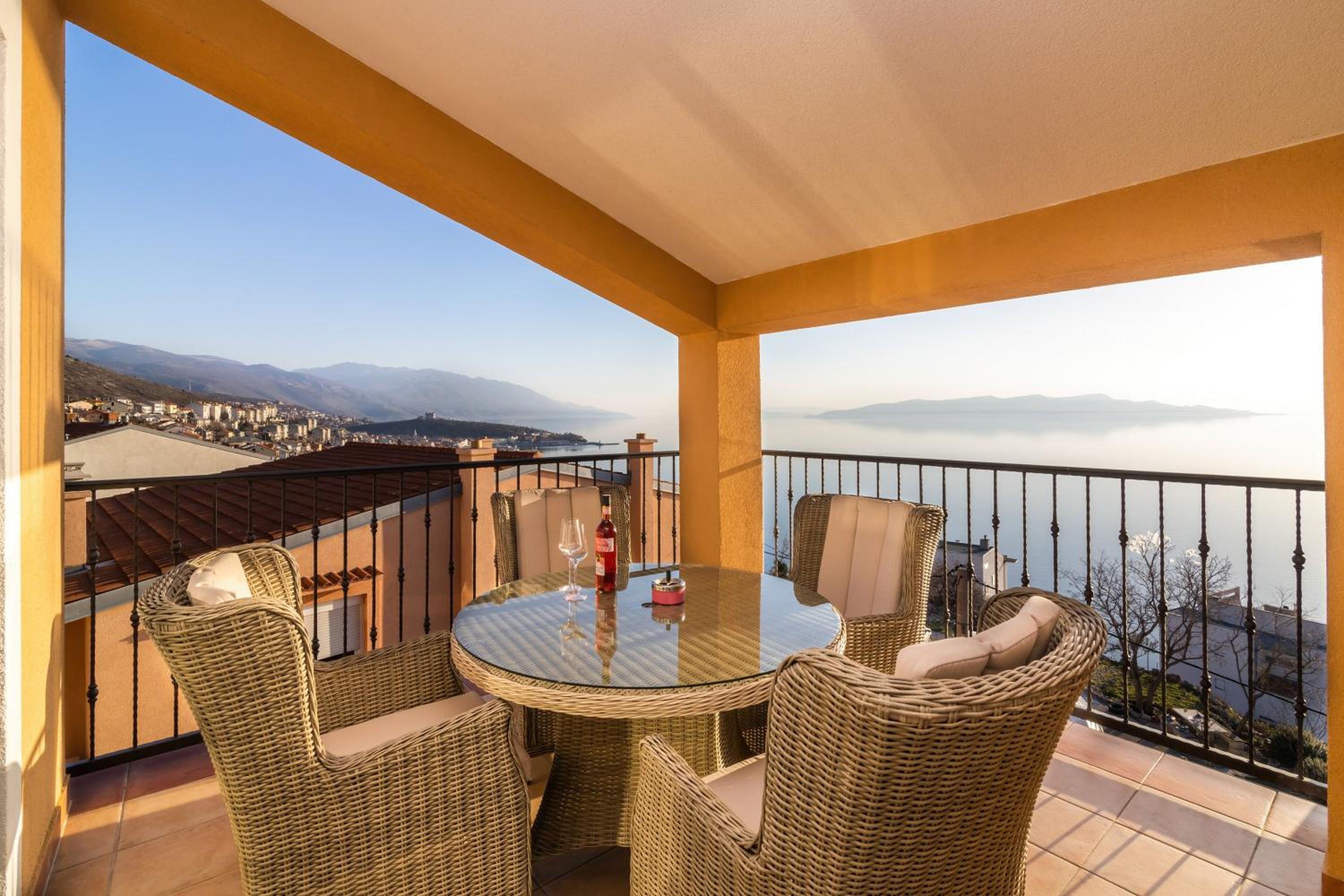 Seabreeze Apartments with Shared Jacuzzi