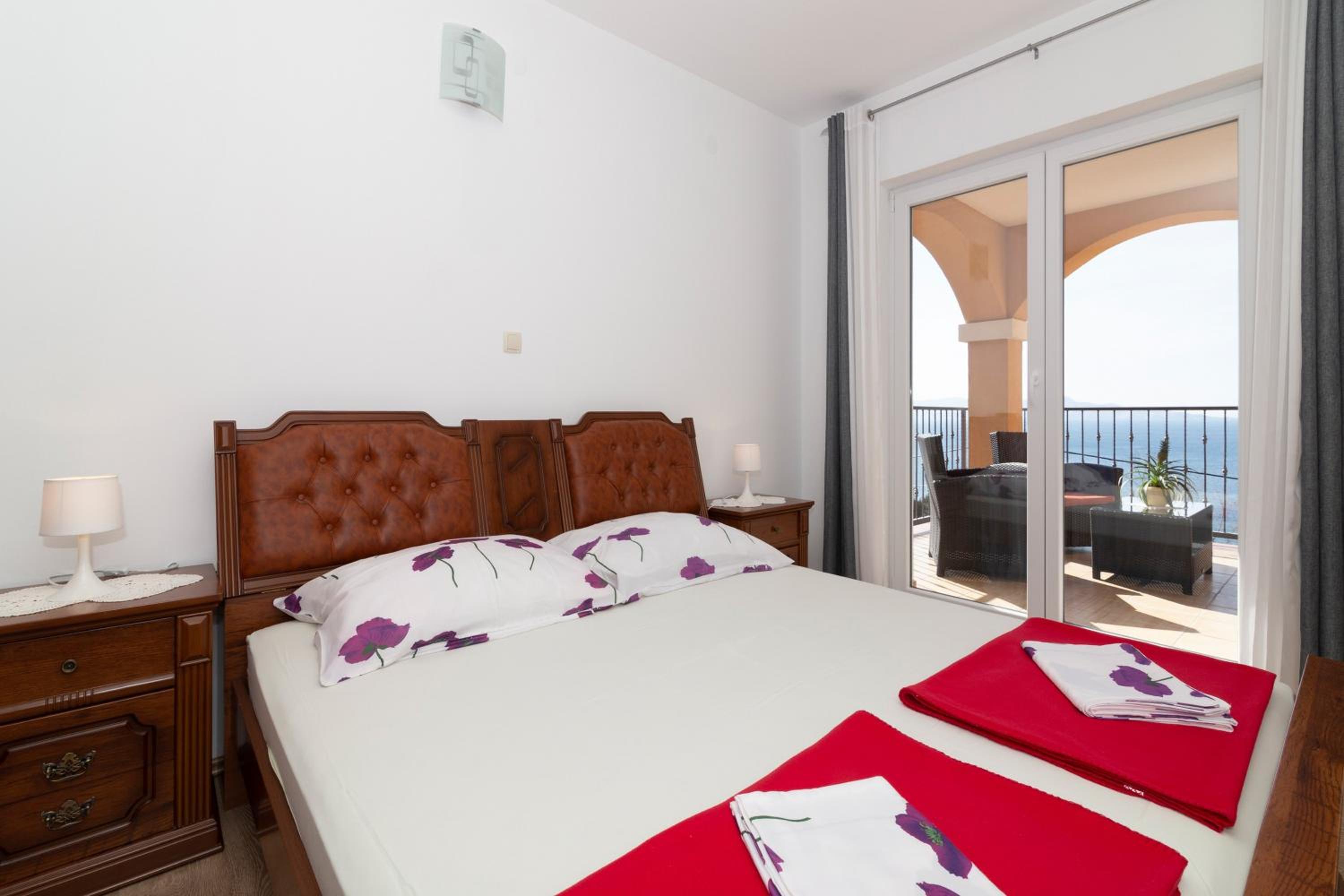 Seabreeze Apartments with Shared Jacuzzi