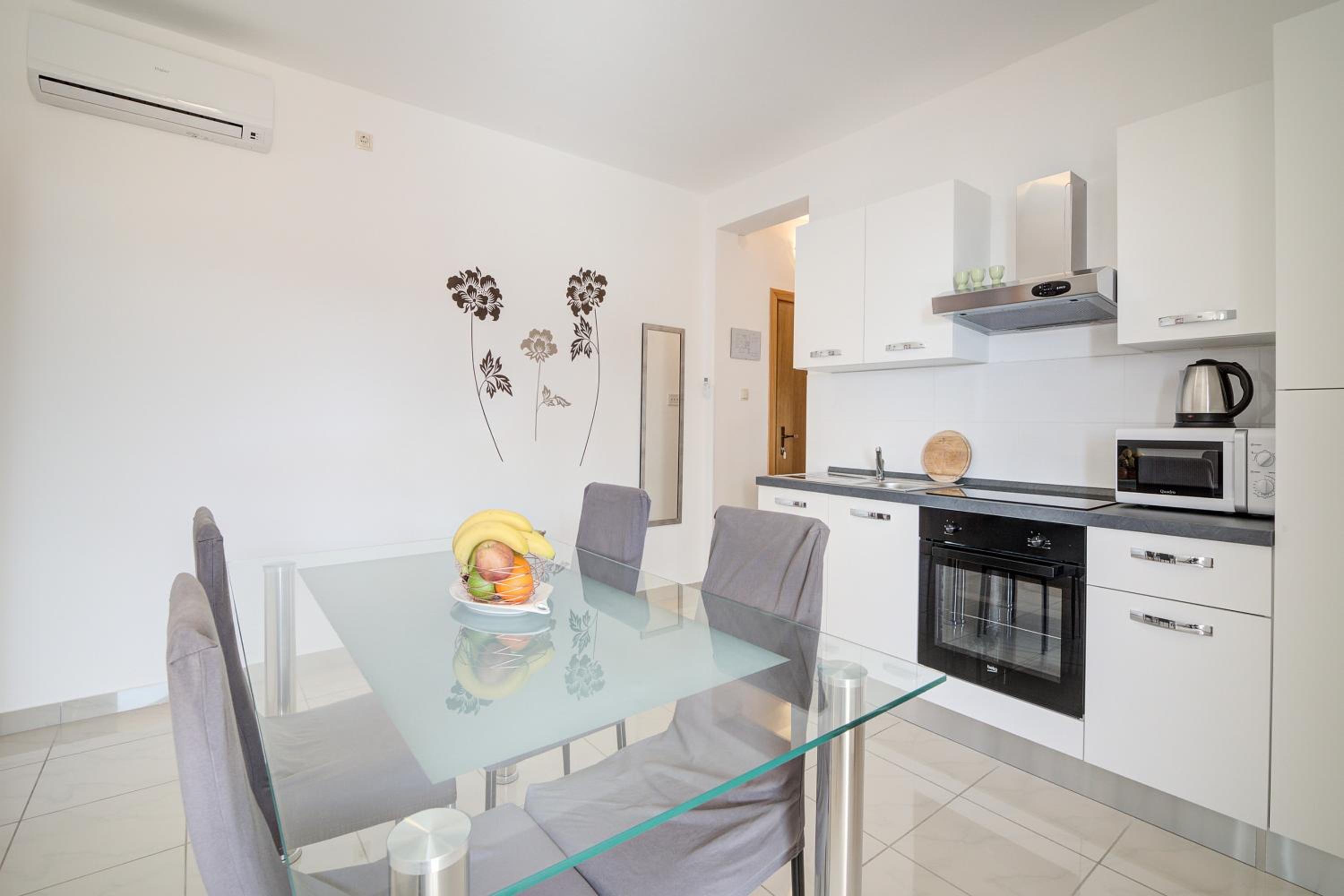 Seabreeze Apartments with Shared Jacuzzi