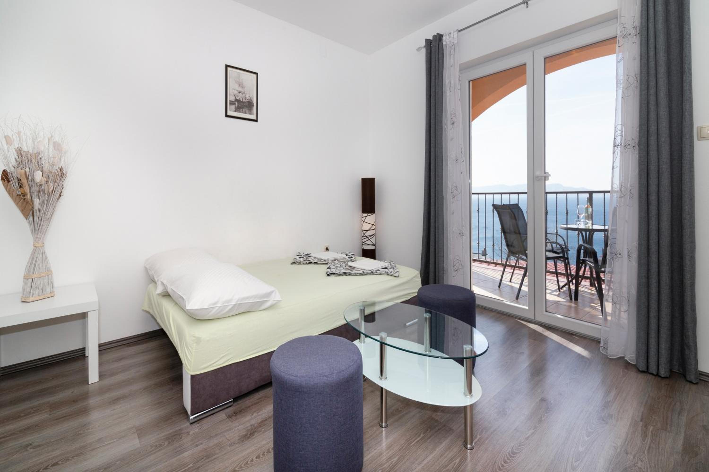 Seabreeze Apartments with Shared Jacuzzi