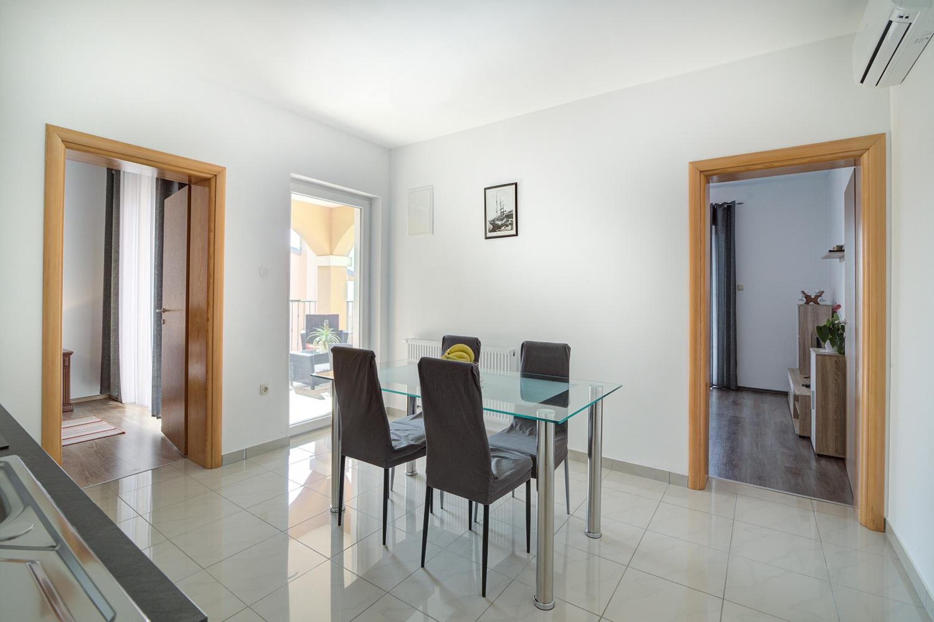 Seabreeze Apartments with Shared Jacuzzi