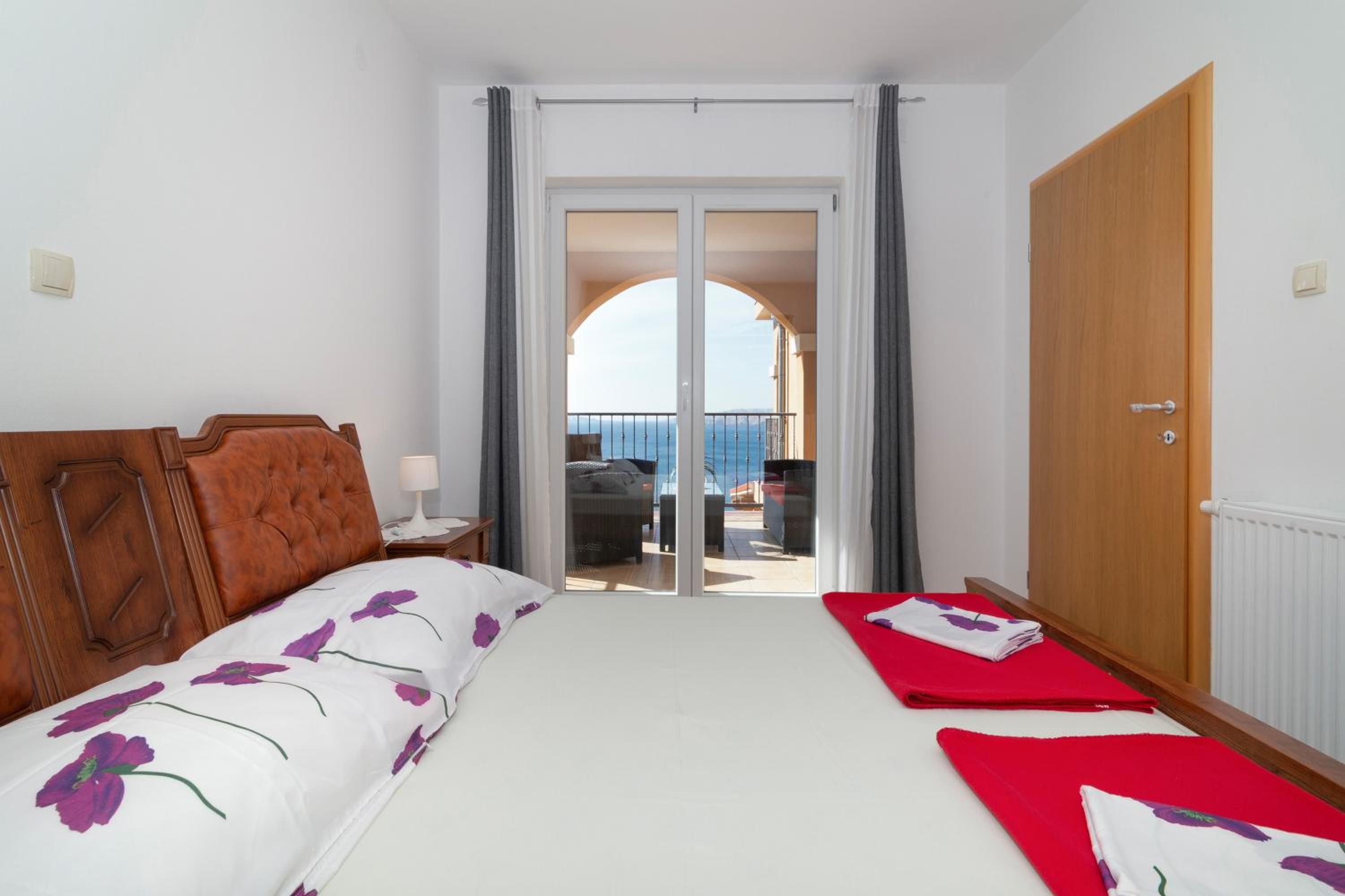 Seabreeze Apartments with Shared Jacuzzi