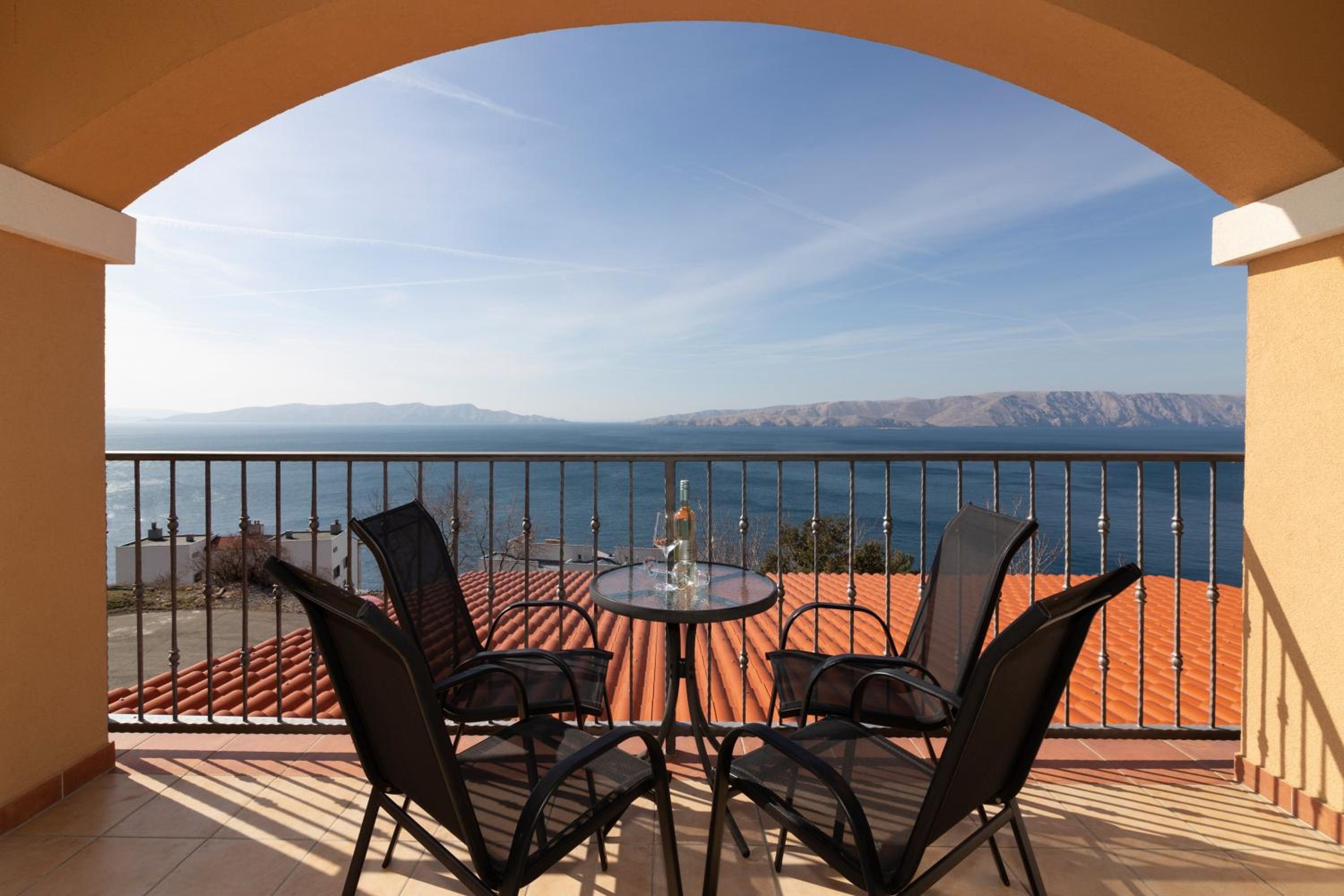 Seabreeze Apartments with Shared Jacuzzi
