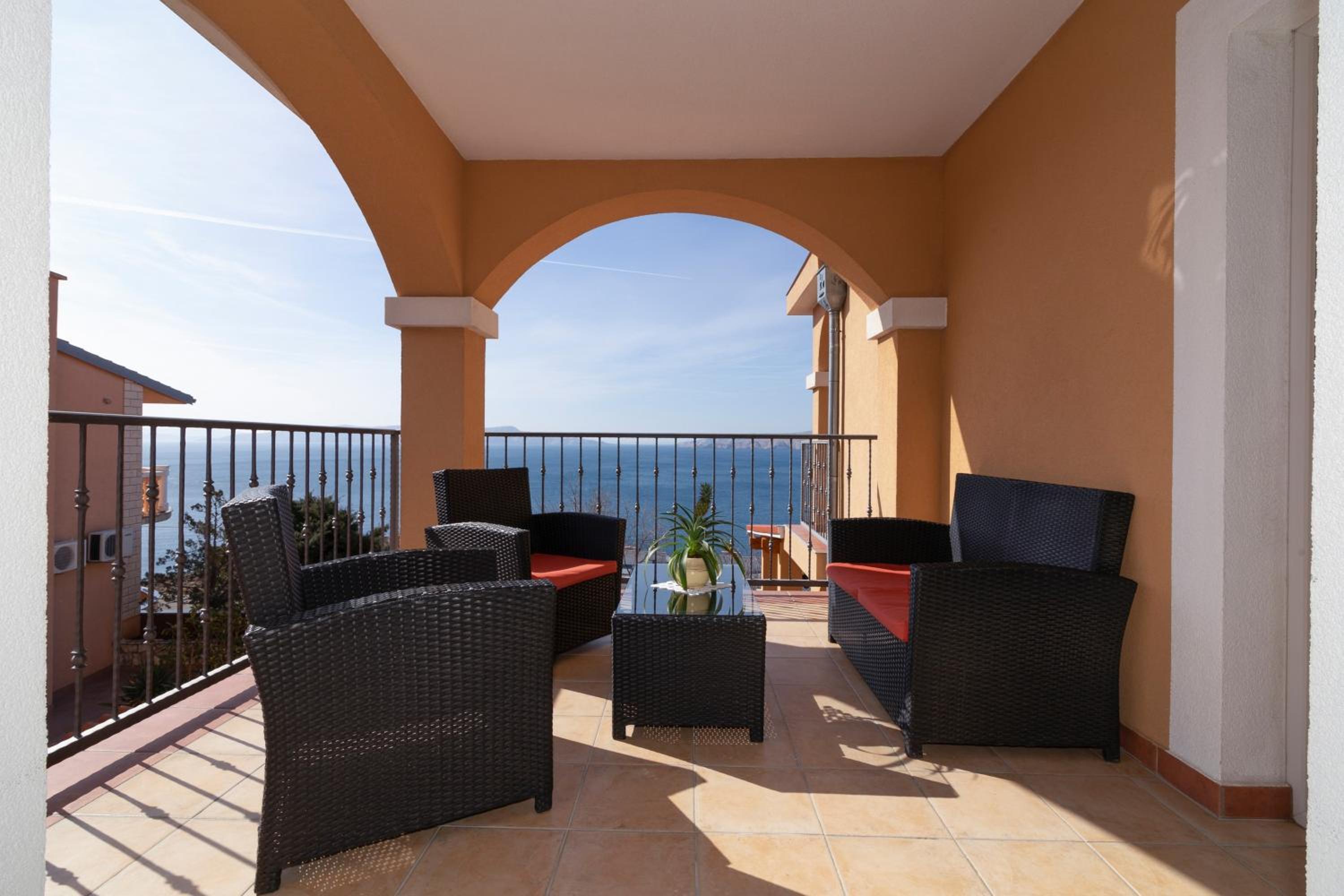 Seabreeze Apartments with Shared Jacuzzi