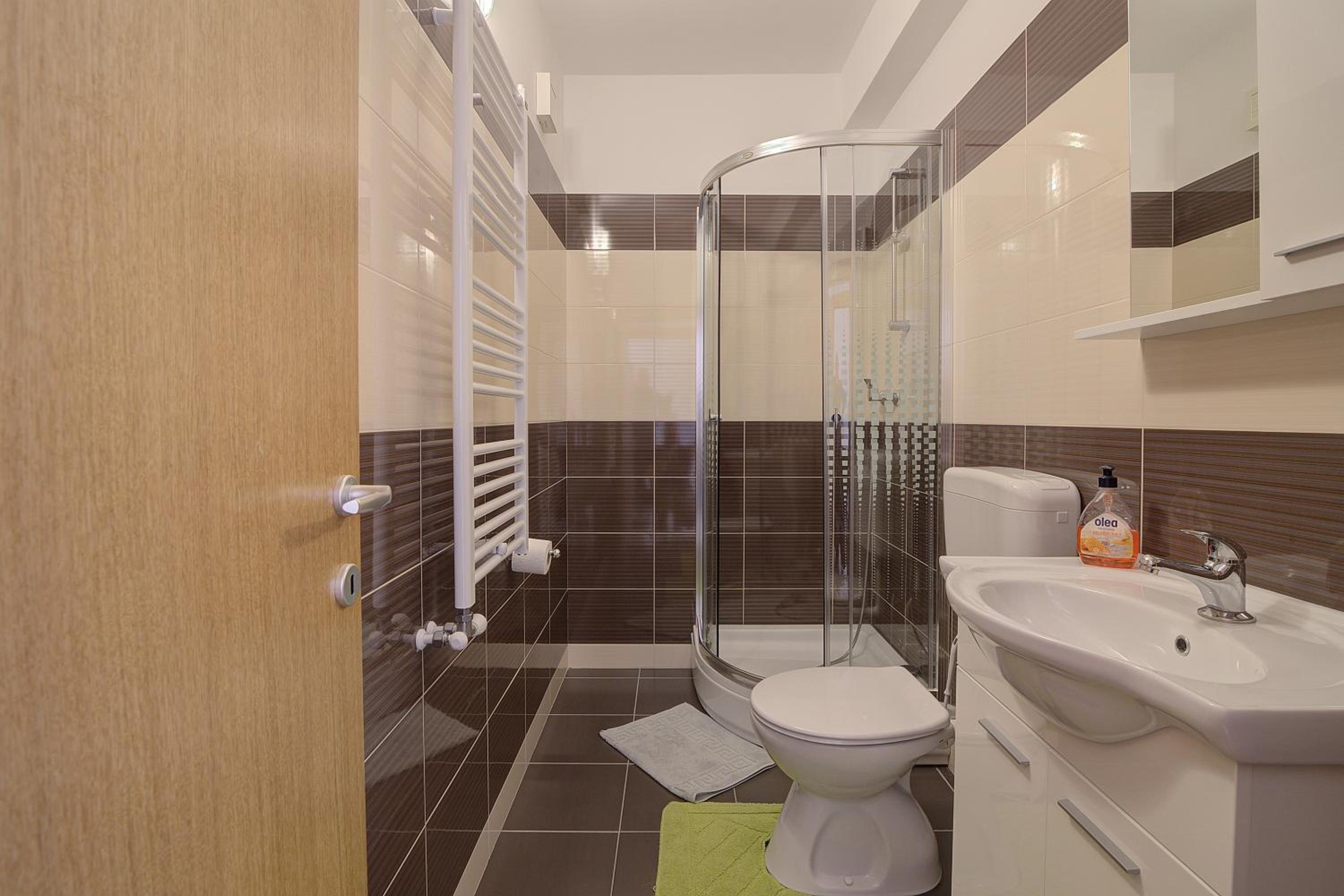 Seabreeze Apartments with Shared Jacuzzi