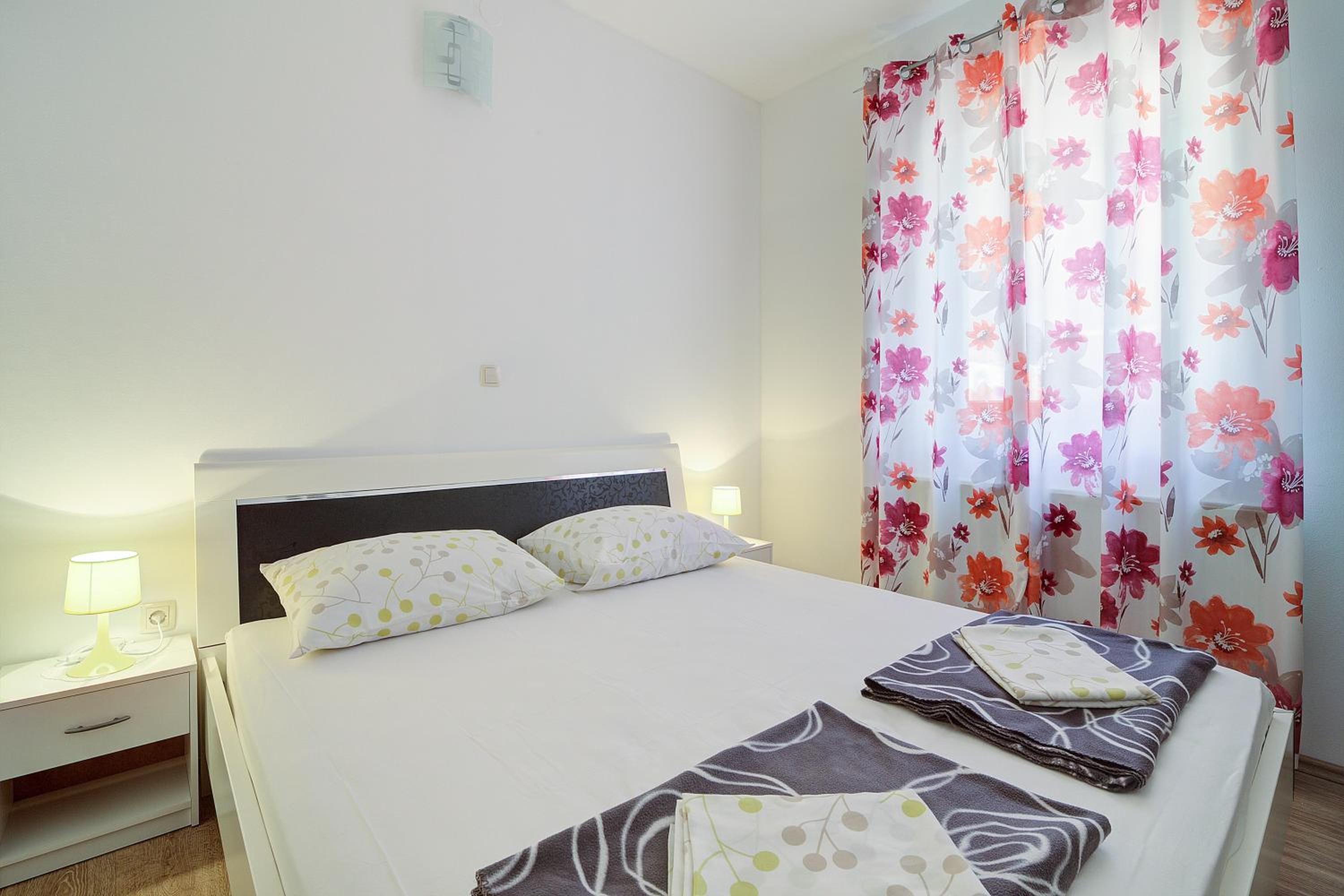 Seabreeze Apartments with Shared Jacuzzi
