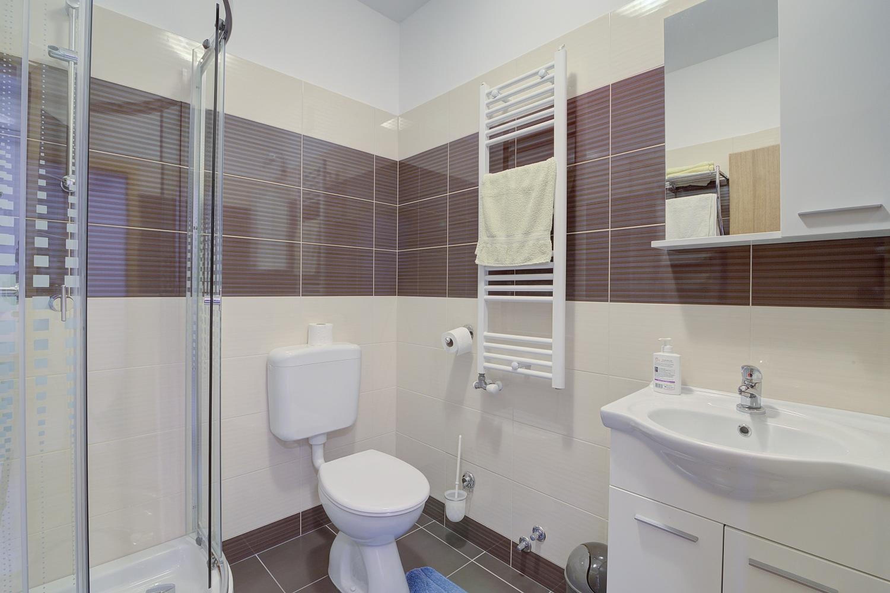 Seabreeze Apartments with Shared Jacuzzi