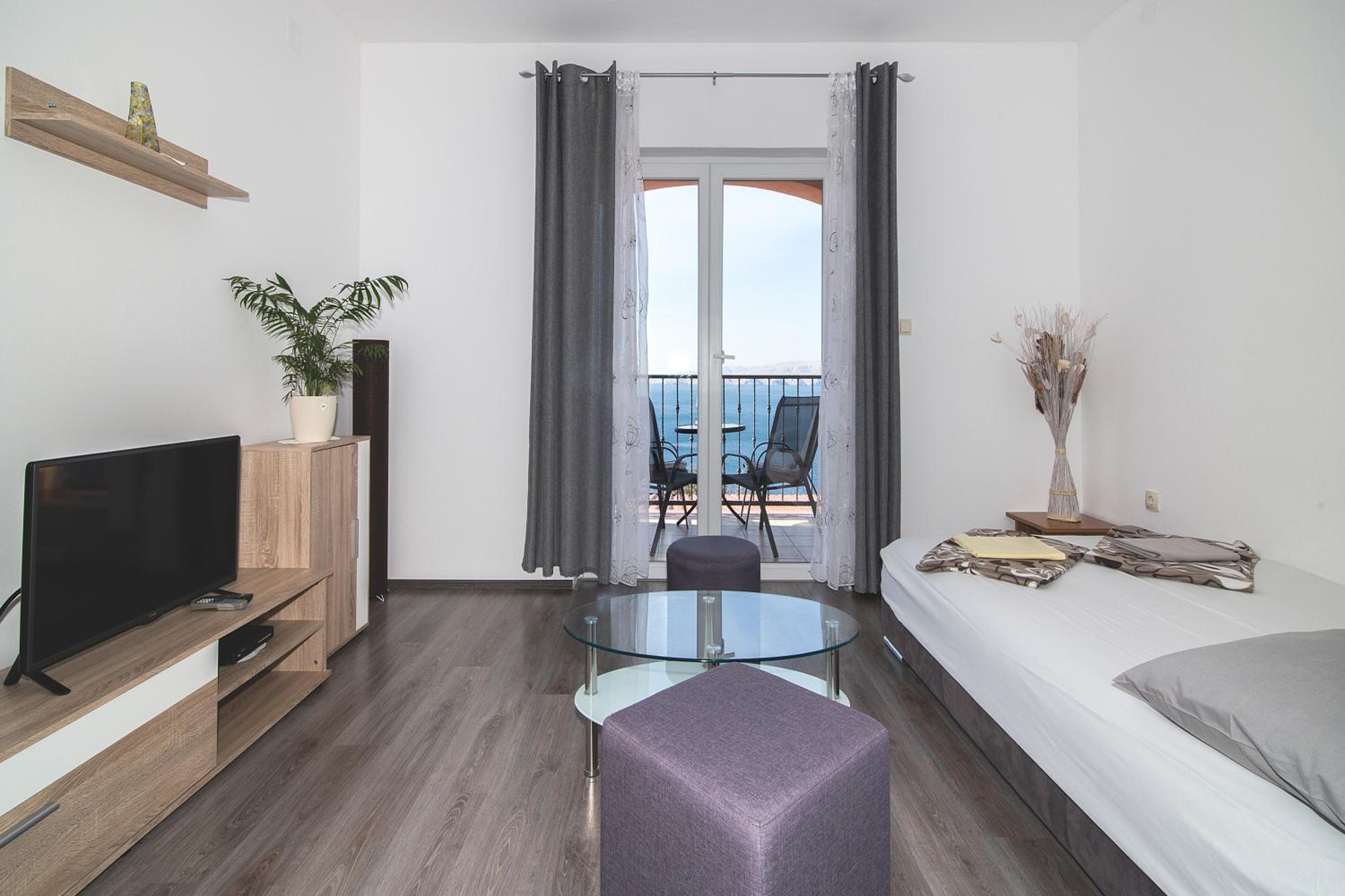 Seabreeze Apartments with Shared Jacuzzi
