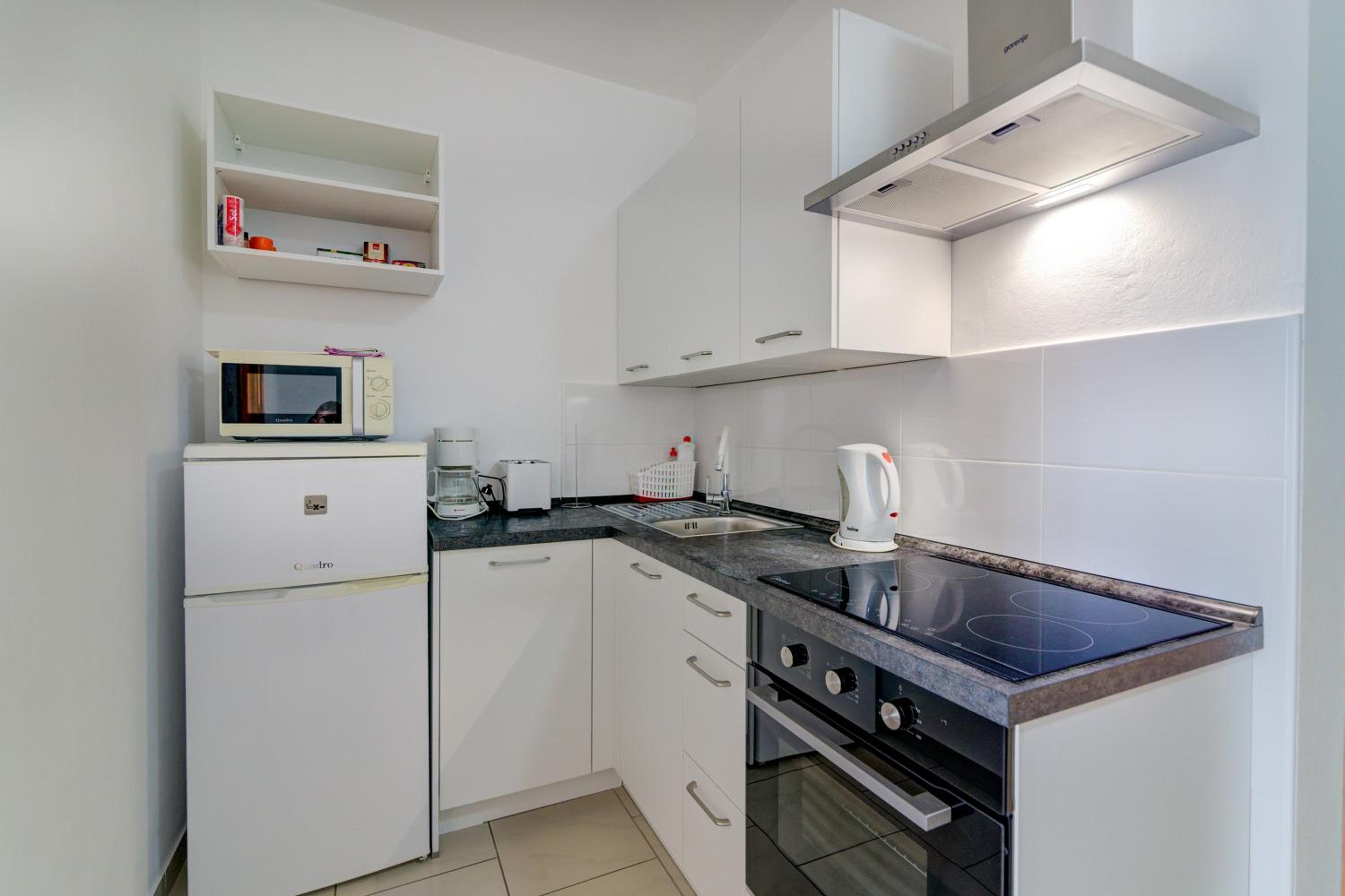 Seabreeze Apartments with Shared Jacuzzi