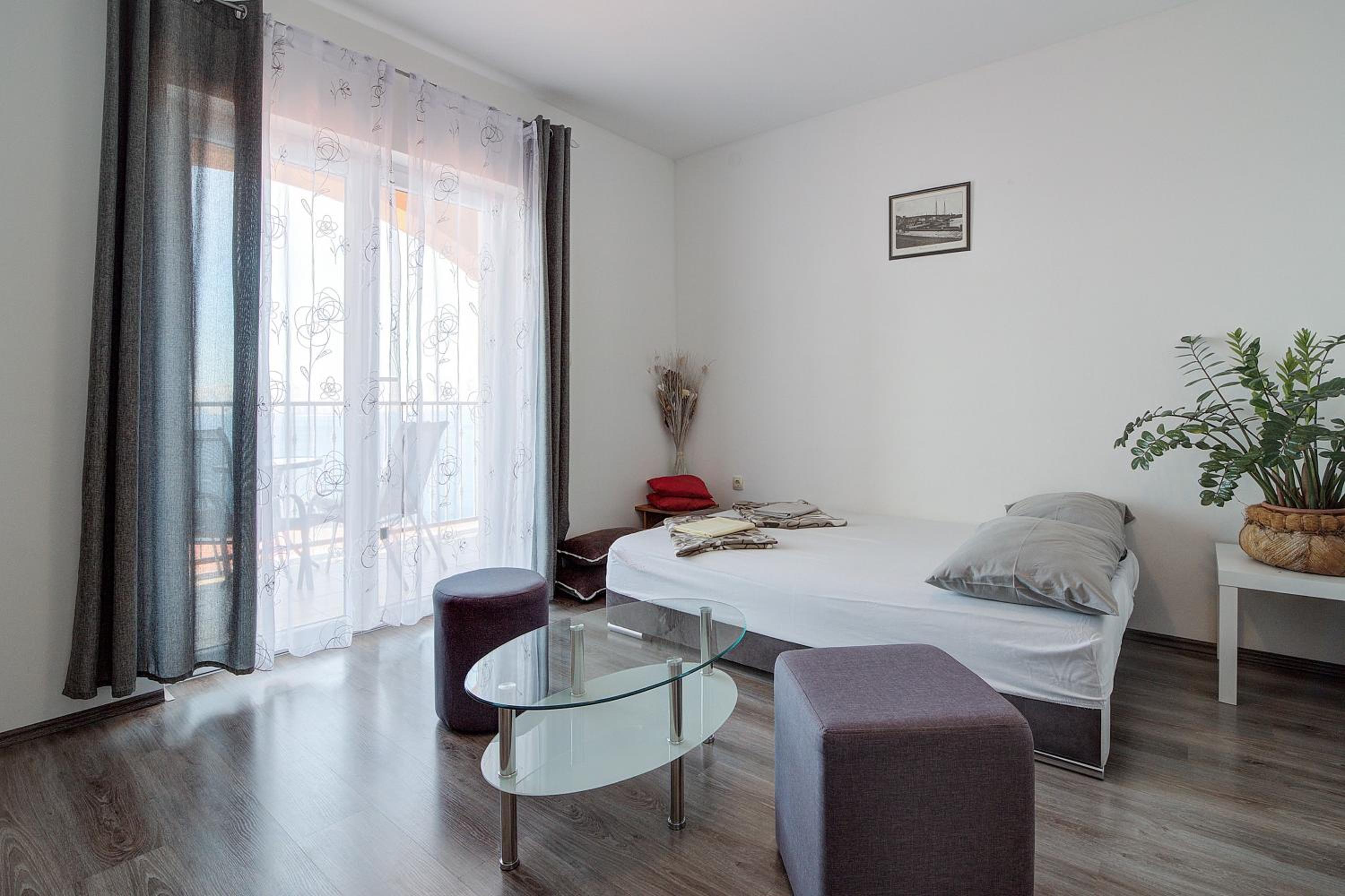 Seabreeze Apartments with Shared Jacuzzi