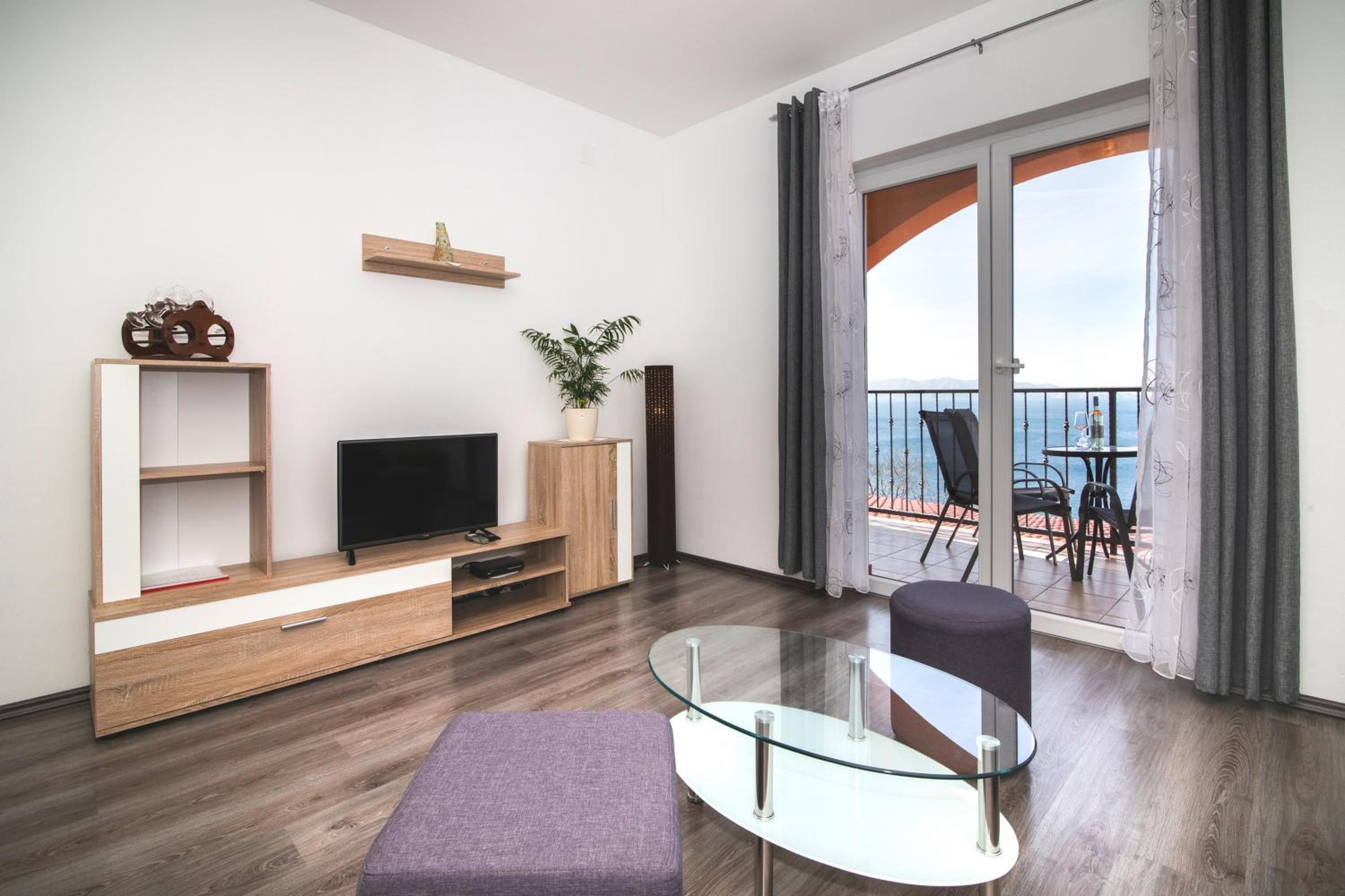 Seabreeze Apartments with Shared Jacuzzi