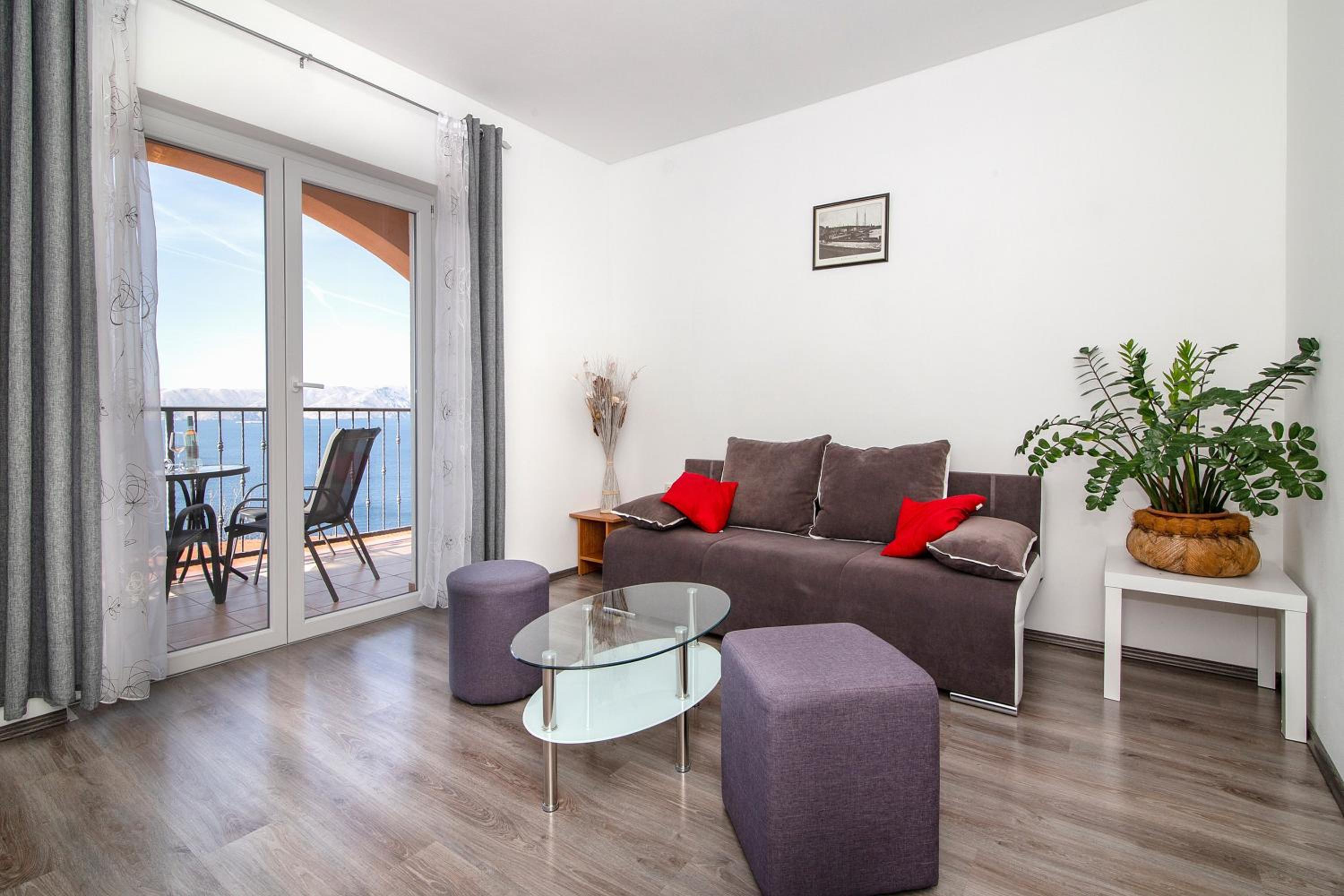 Seabreeze Apartments with Shared Jacuzzi