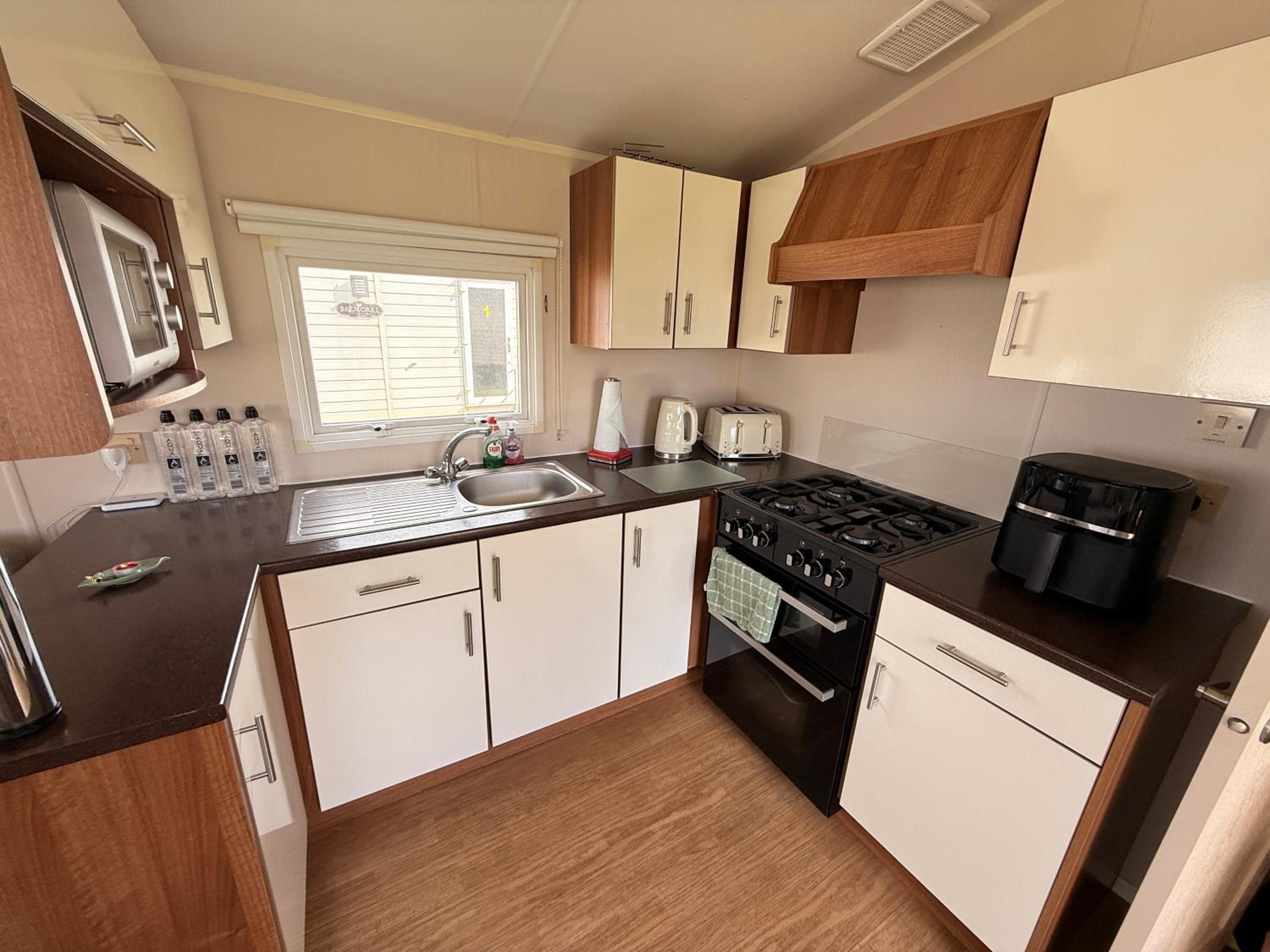 Sea Bliss Beachfront Caravan, 2 Bed King Ensuite, Sleeps 6, Wrap Decking, Crimdon Dene