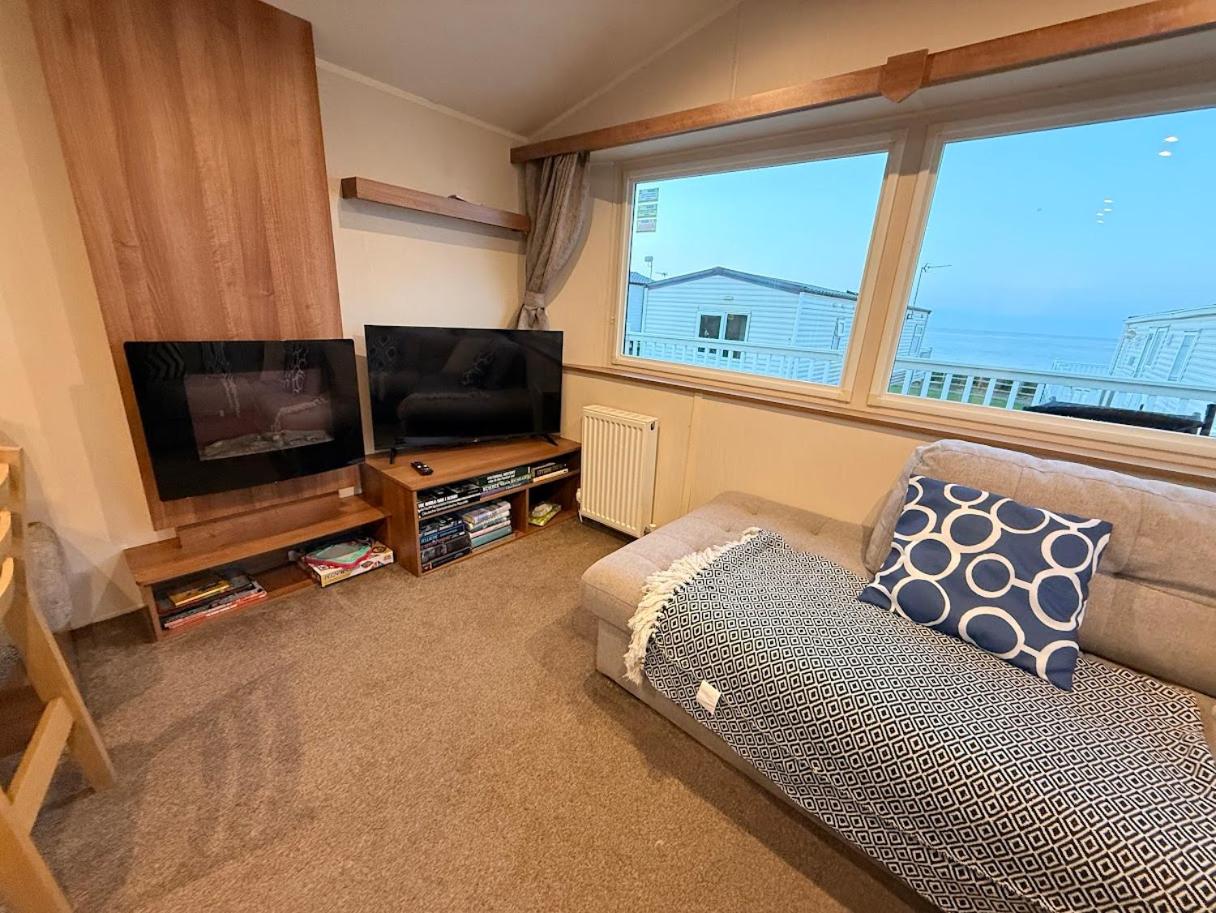 Sea Bliss Beachfront Caravan, 2 Bed King Ensuite, Sleeps 6, Wrap Decking, Crimdon Dene
