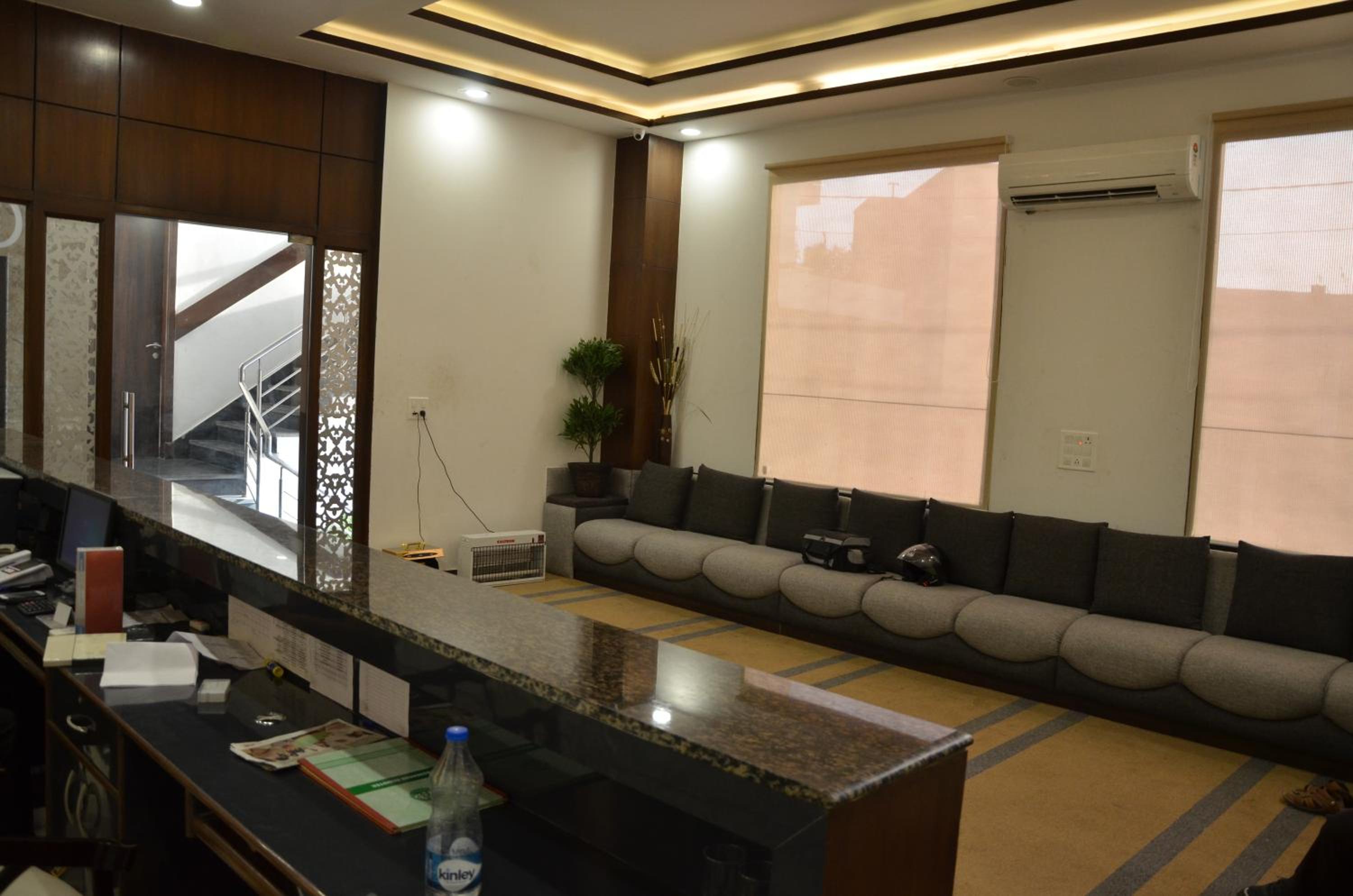 Lobby & Reception