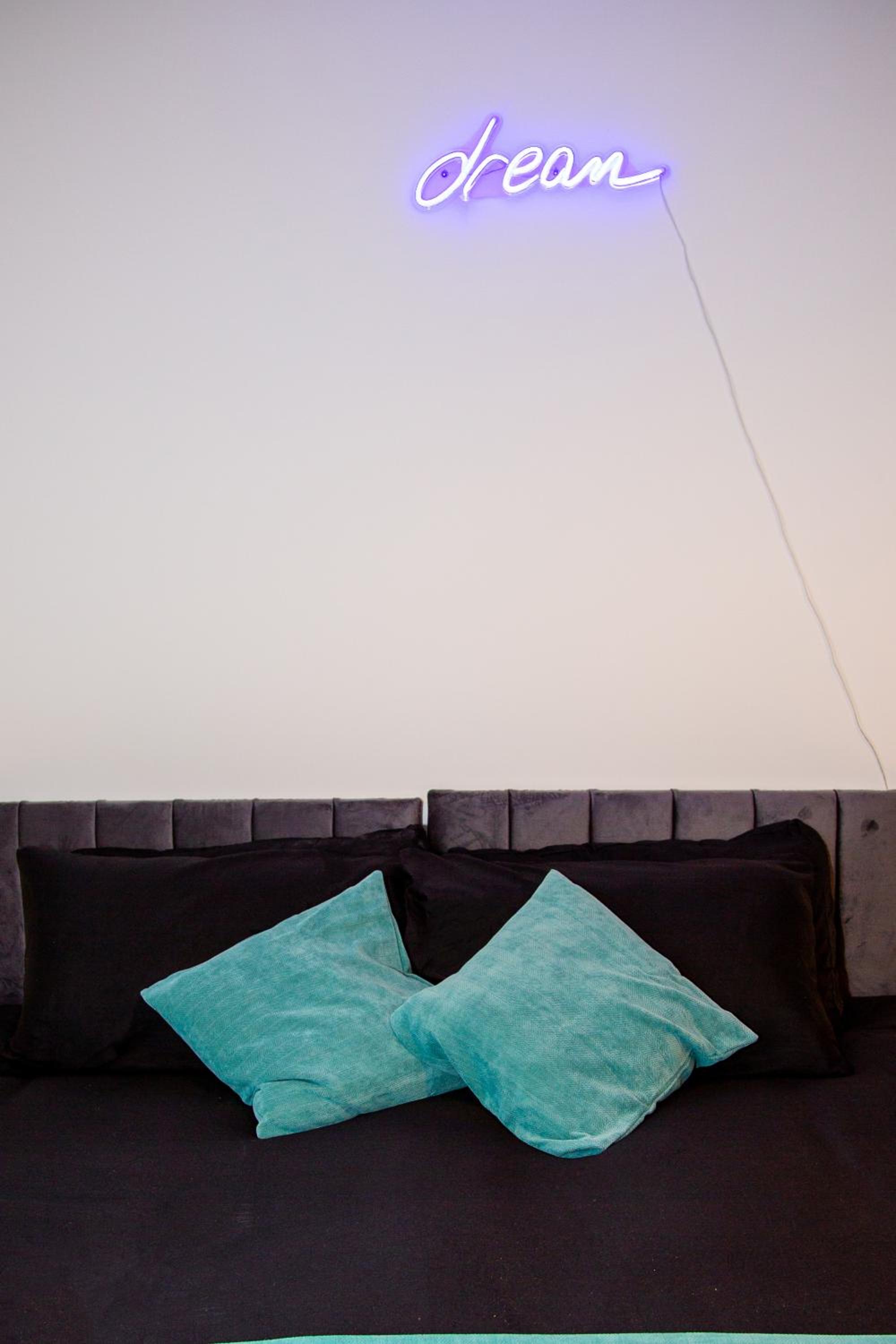 SmartStay, Fast Wifi and Workspace, 3 Beds, Central, Private Parking, by Airport