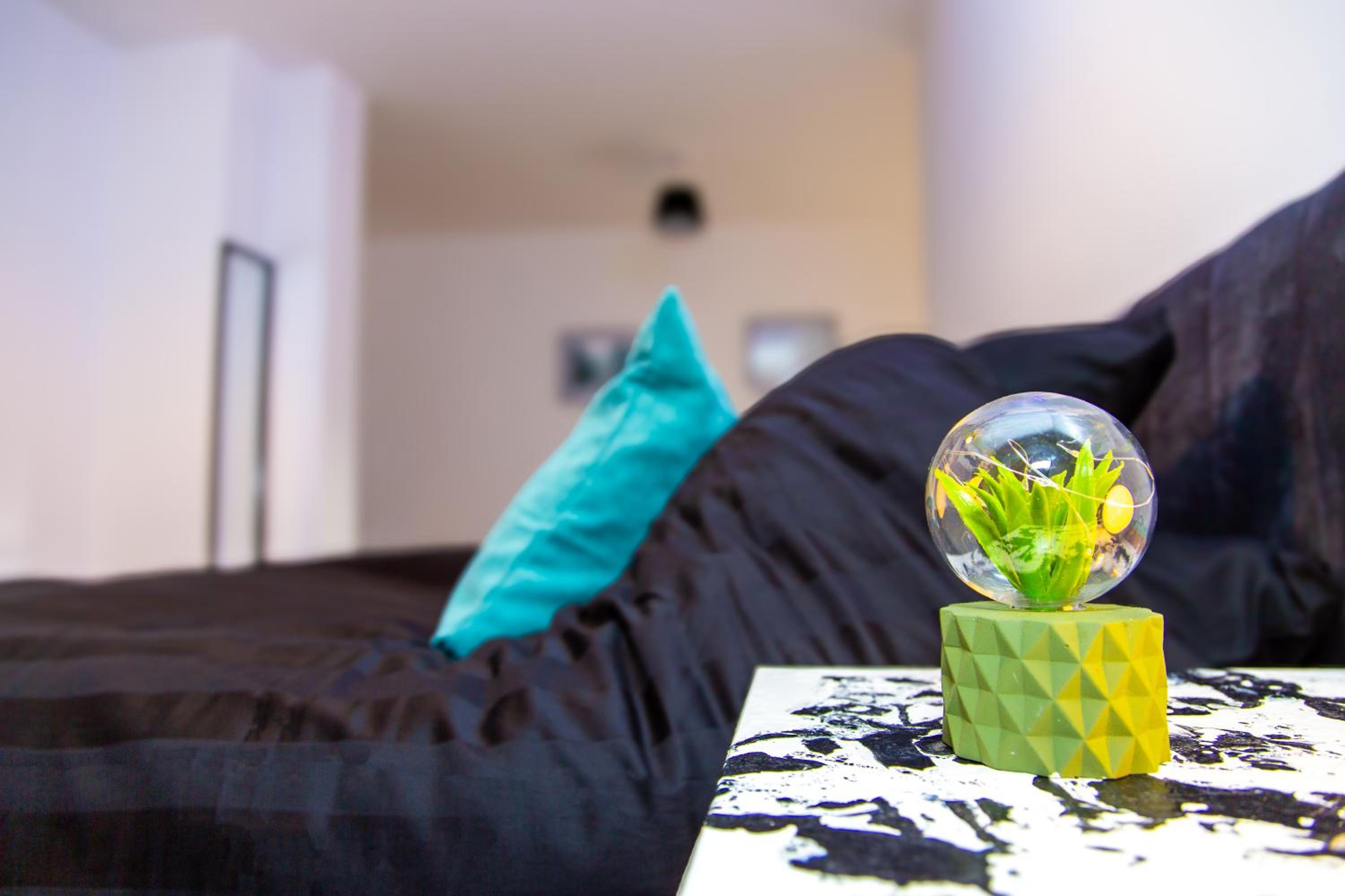 SmartStay, Fast Wifi and Workspace, 3 Beds, Central, Private Parking, by Airport