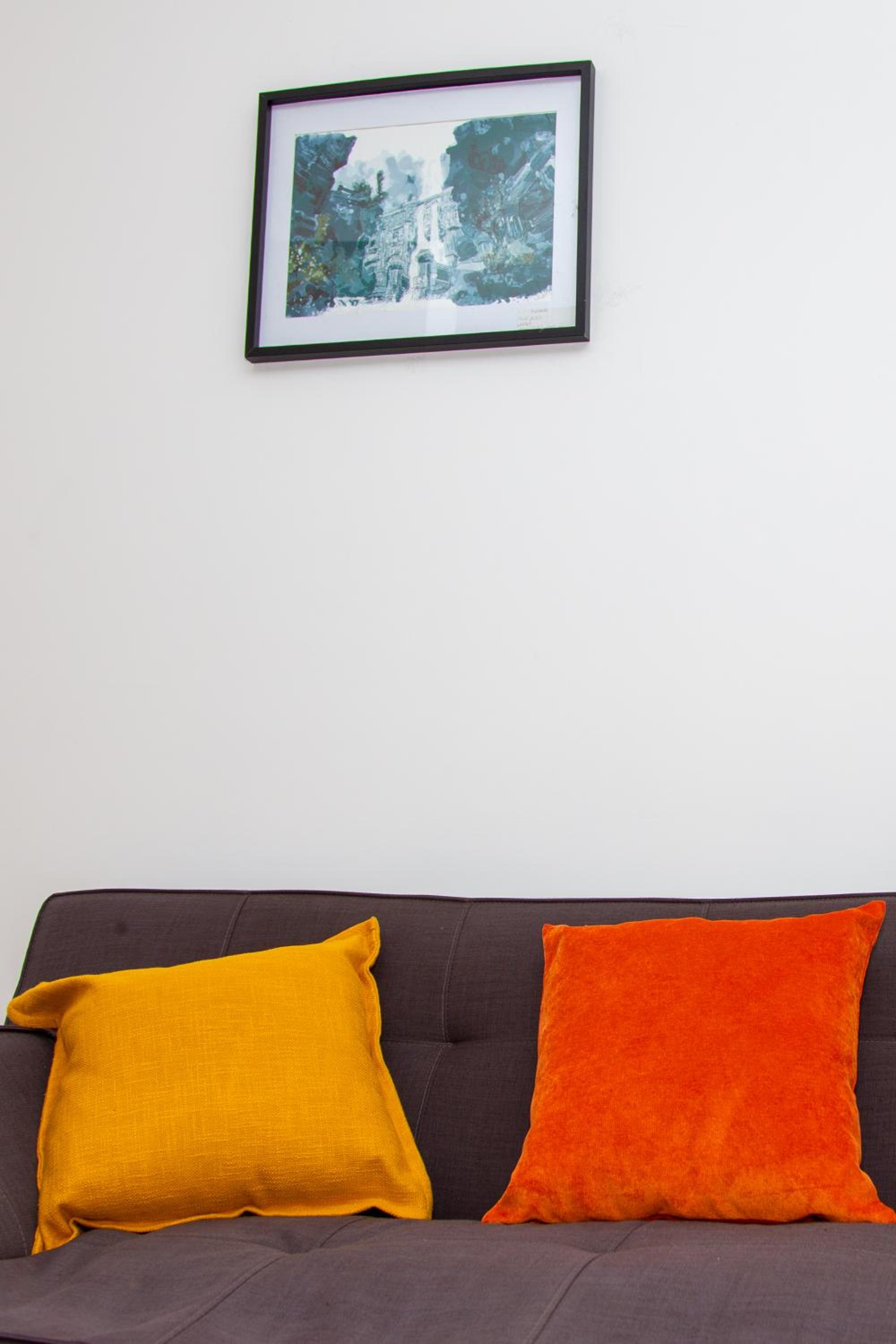 SmartStay, Fast Wifi and Workspace, 3 Beds, Central, Private Parking, by Airport