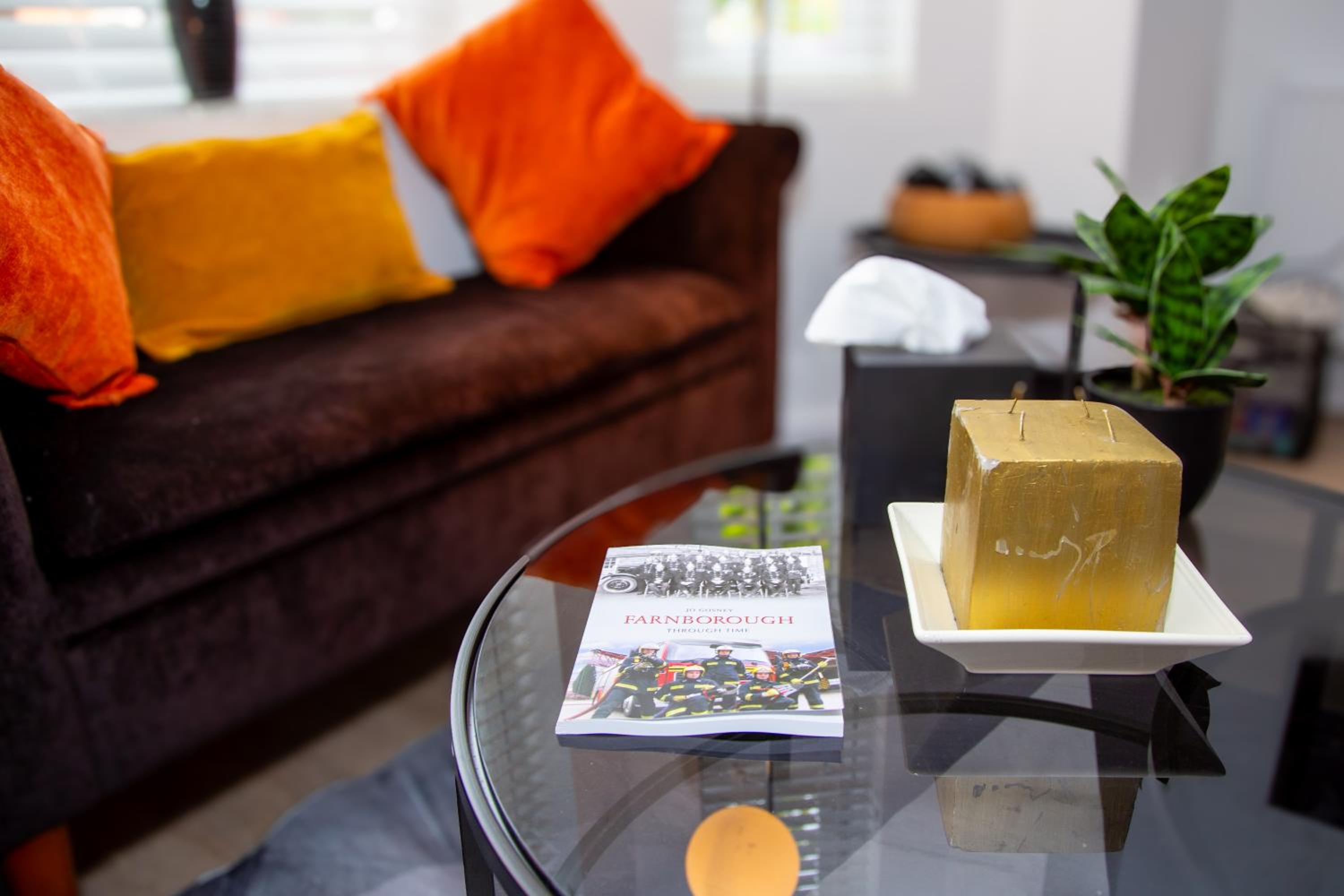 SmartStay, Fast Wifi and Workspace, 3 Beds, Central, Private Parking, by Airport