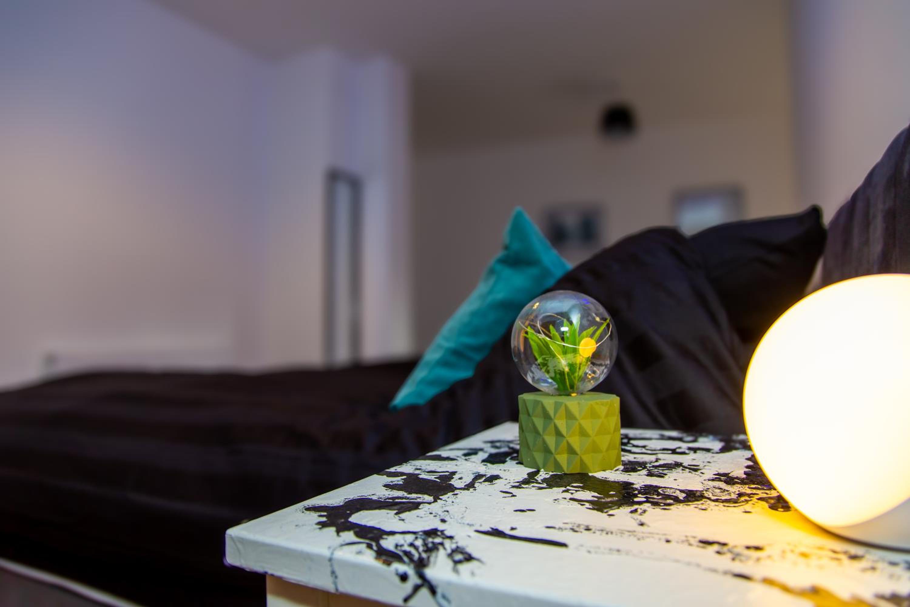 SmartStay, Fast Wifi and Workspace, 3 Beds, Central, Private Parking, by Airport
