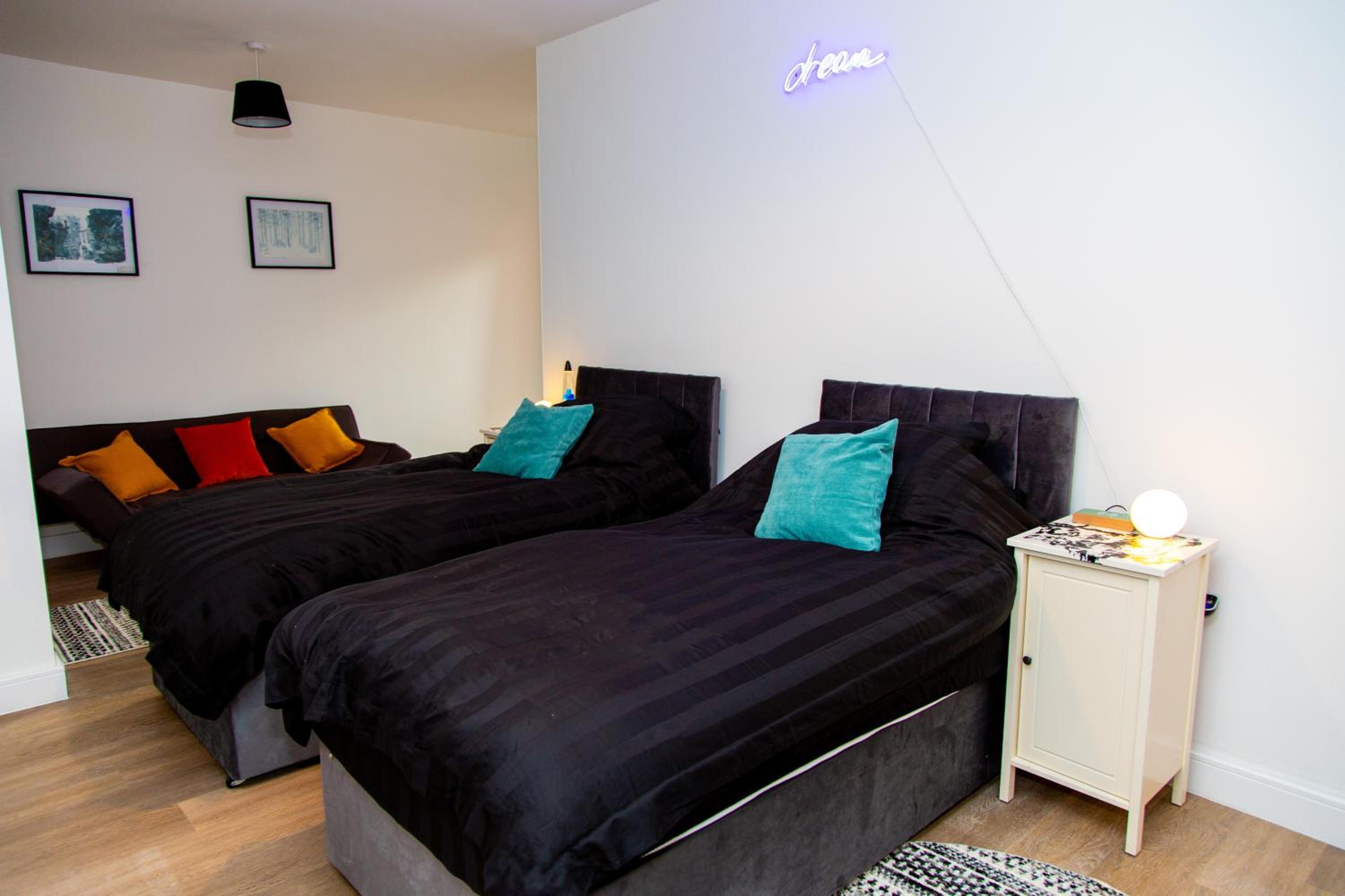 SmartStay, Fast Wifi and Workspace, 3 Beds, Central, Private Parking, by Airport