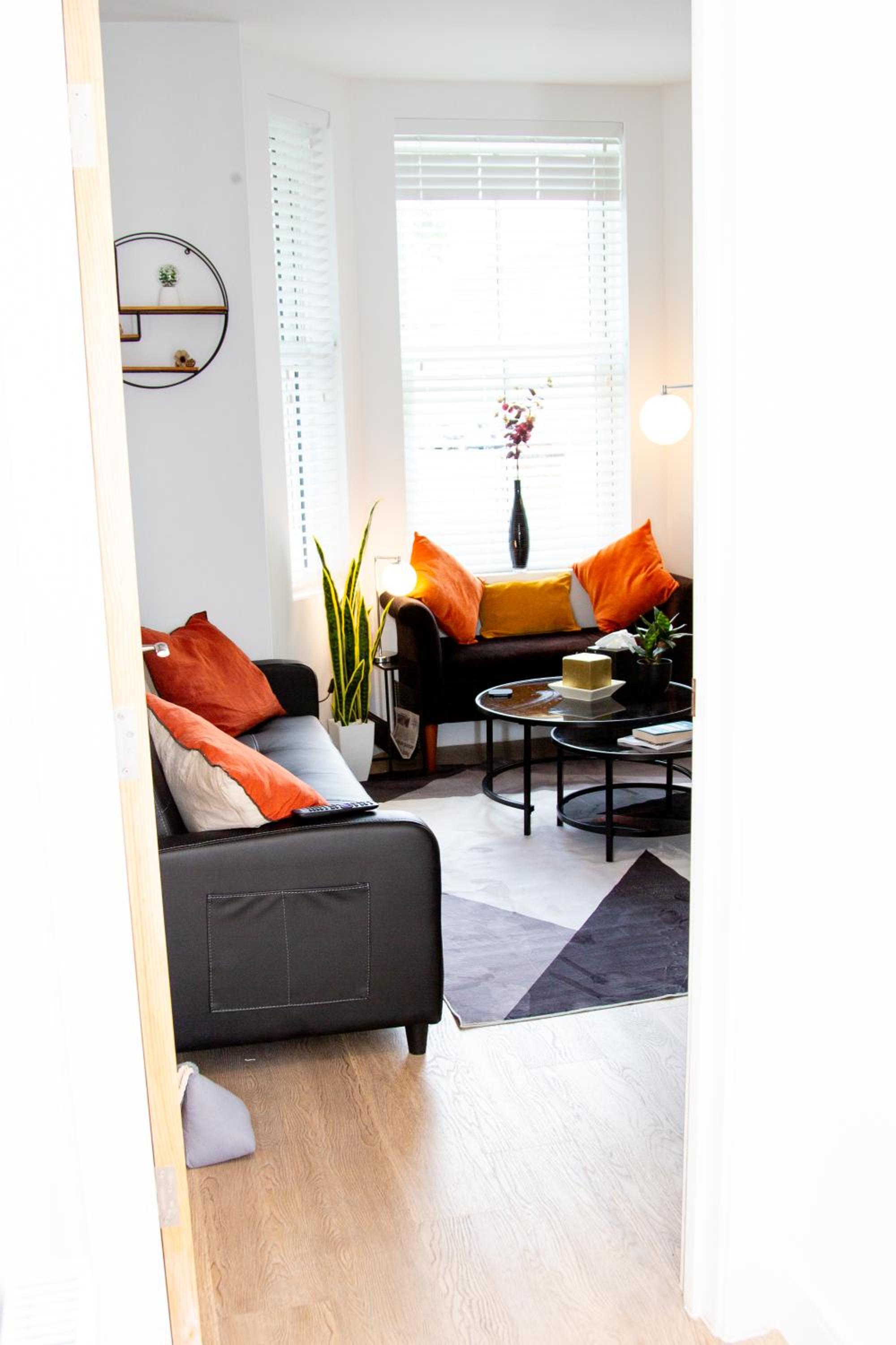 SmartStay, Fast Wifi and Workspace, 3 Beds, Central, Private Parking, by Airport