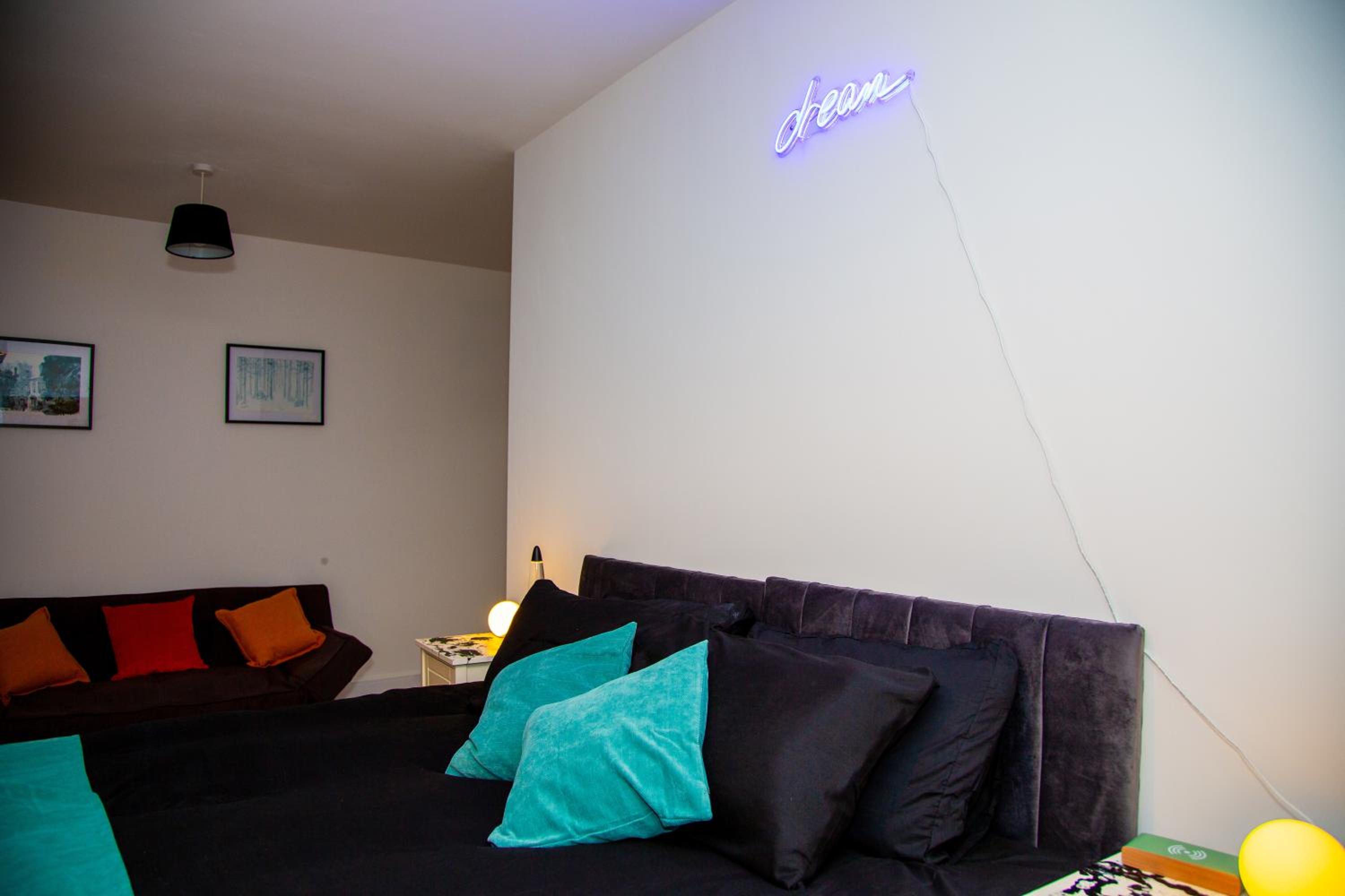 SmartStay, Fast Wifi and Workspace, 3 Beds, Central, Private Parking, by Airport