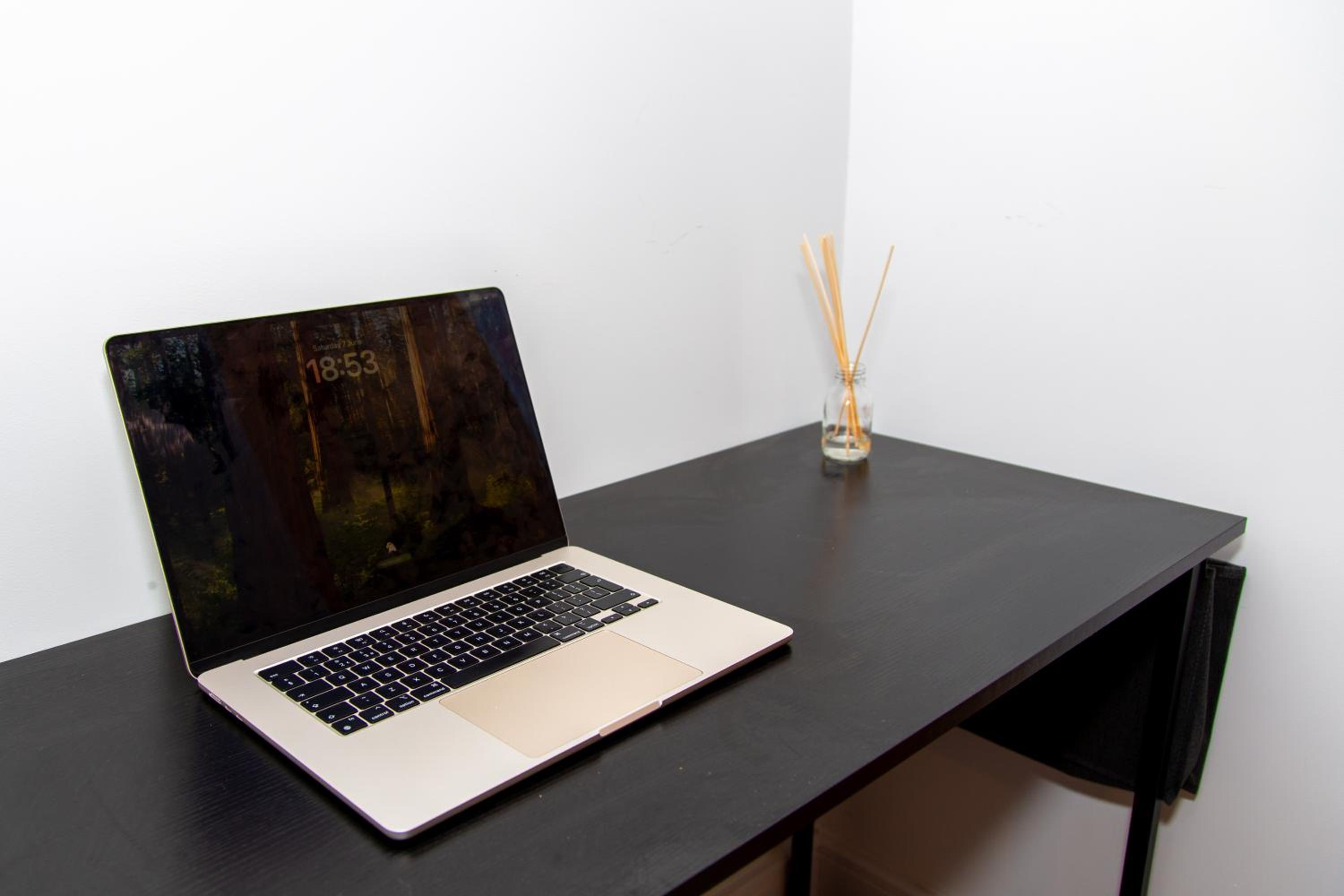 SmartStay, Fast Wifi and Workspace, 3 Beds, Central, Private Parking, by Airport