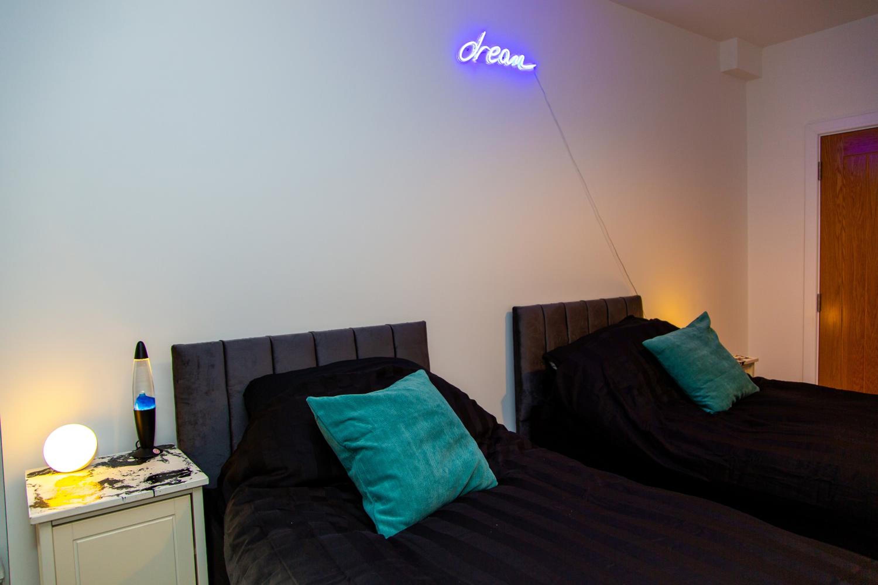 SmartStay, Fast Wifi and Workspace, 3 Beds, Central, Private Parking, by Airport