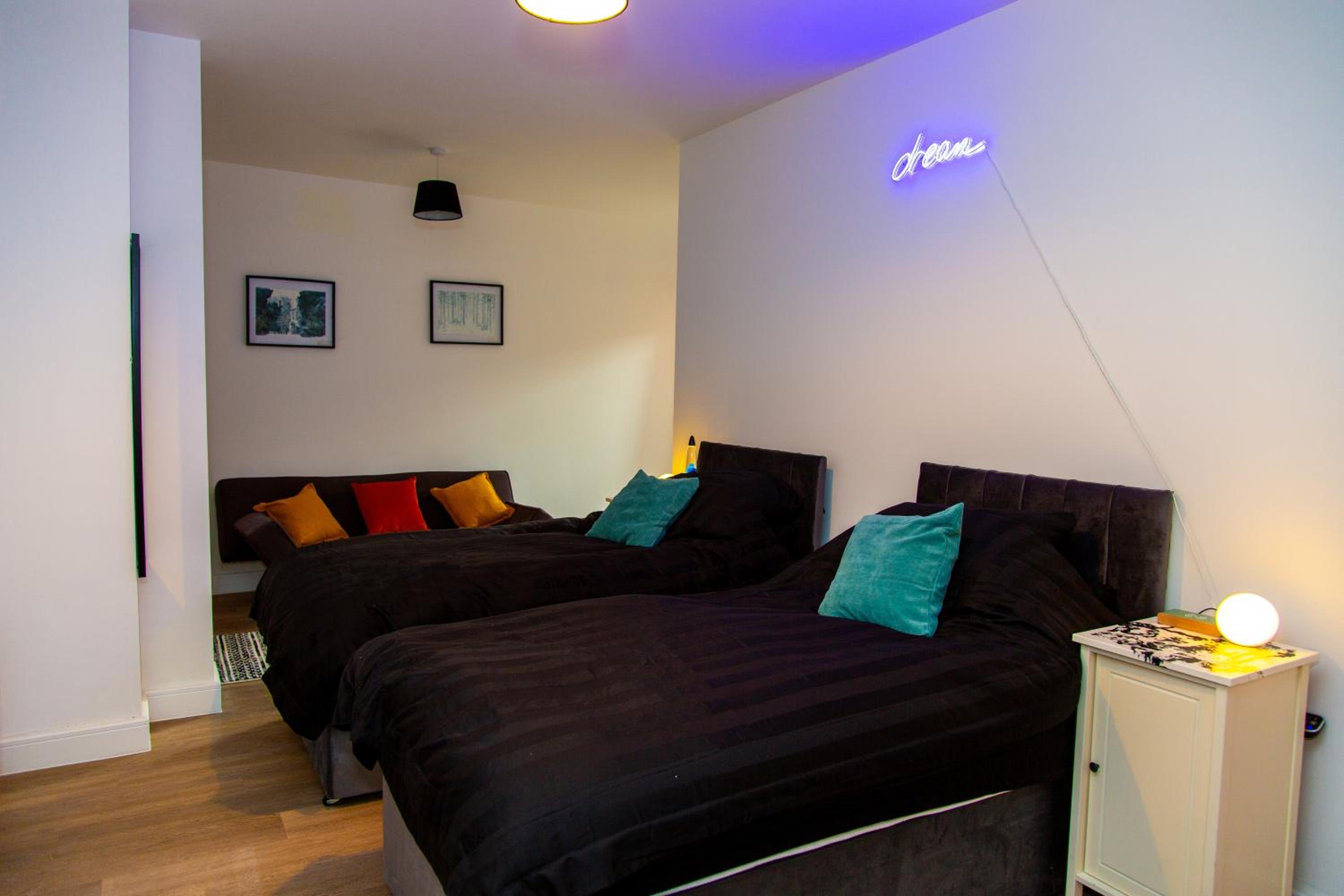 SmartStay, Fast Wifi and Workspace, 3 Beds, Central, Private Parking, by Airport