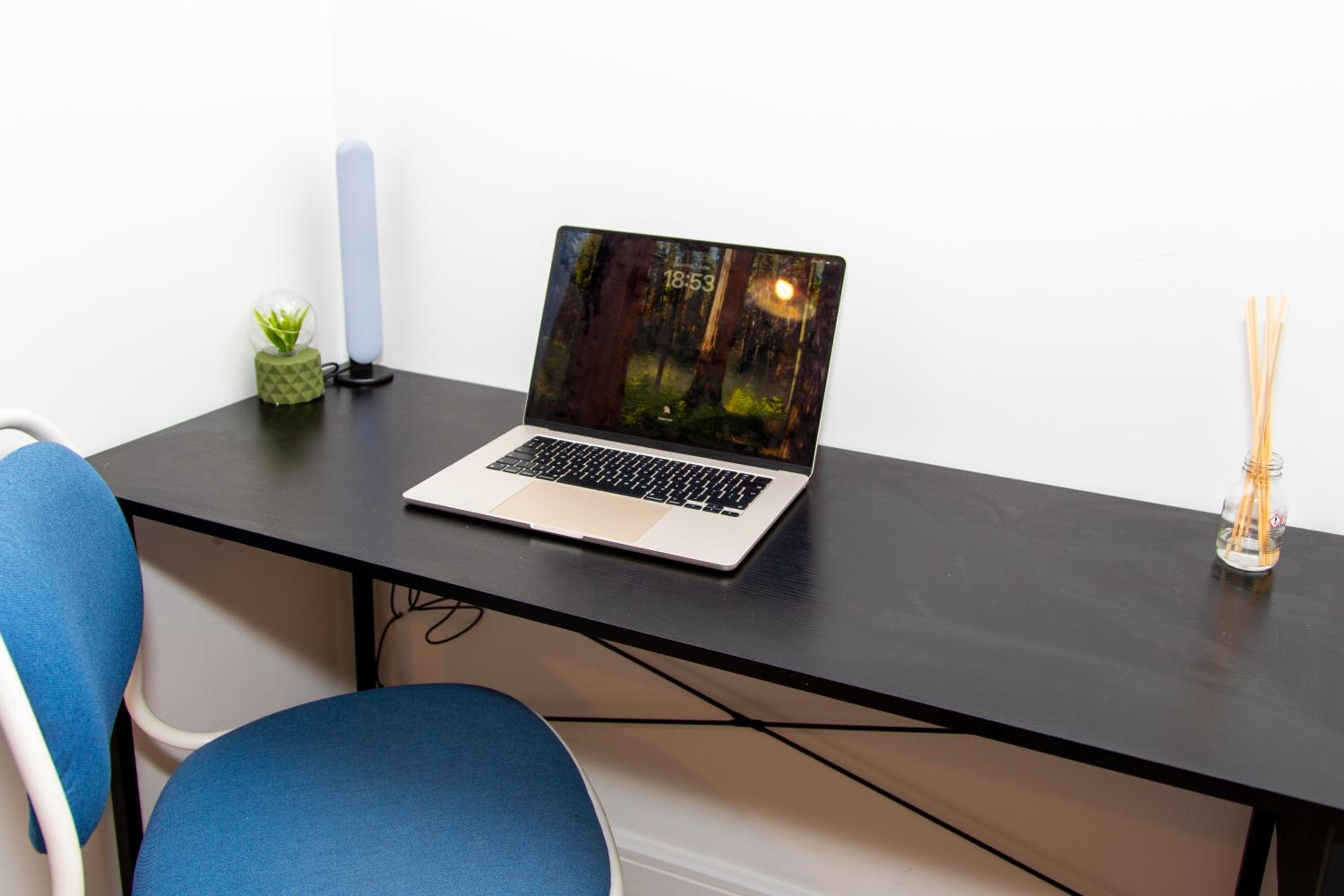 SmartStay, Fast Wifi and Workspace, 3 Beds, Central, Private Parking, by Airport