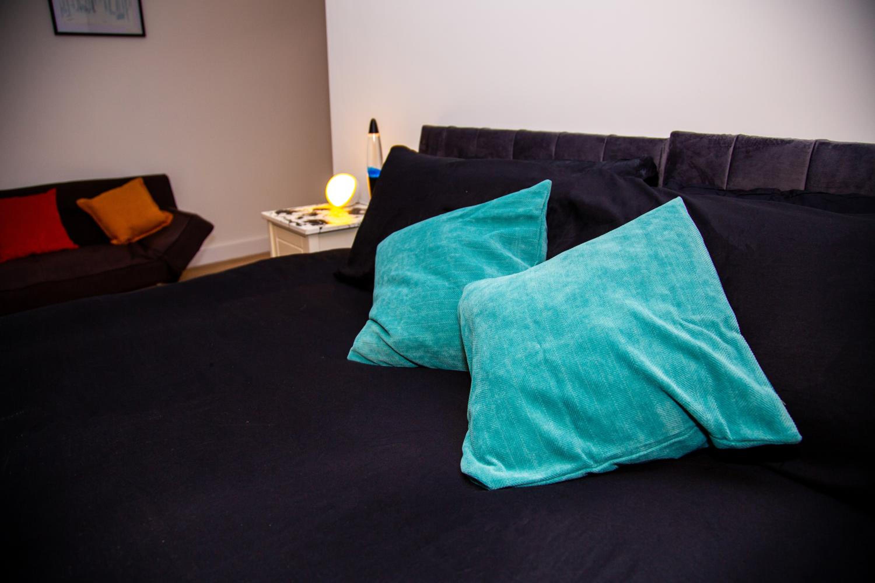 SmartStay, Fast Wifi and Workspace, 3 Beds, Central, Private Parking, by Airport