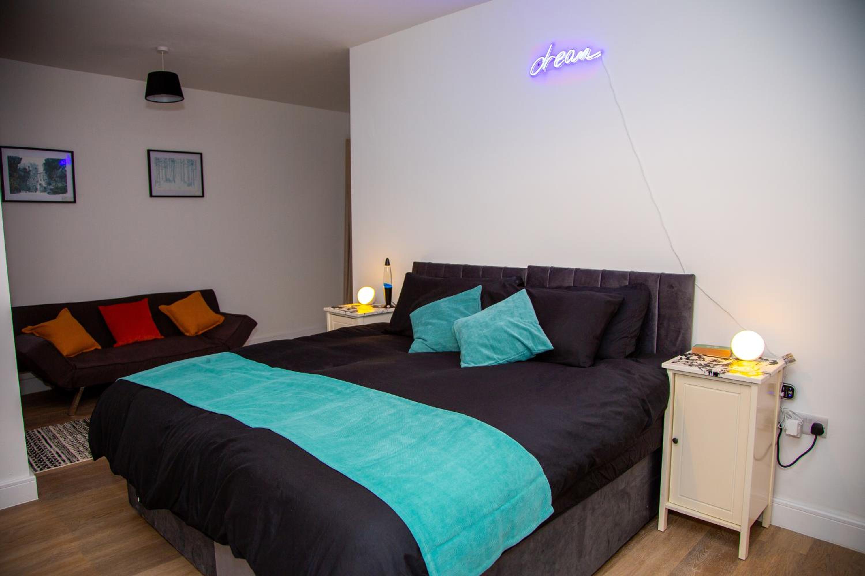 SmartStay, Fast Wifi and Workspace, 3 Beds, Central, Private Parking, by Airport