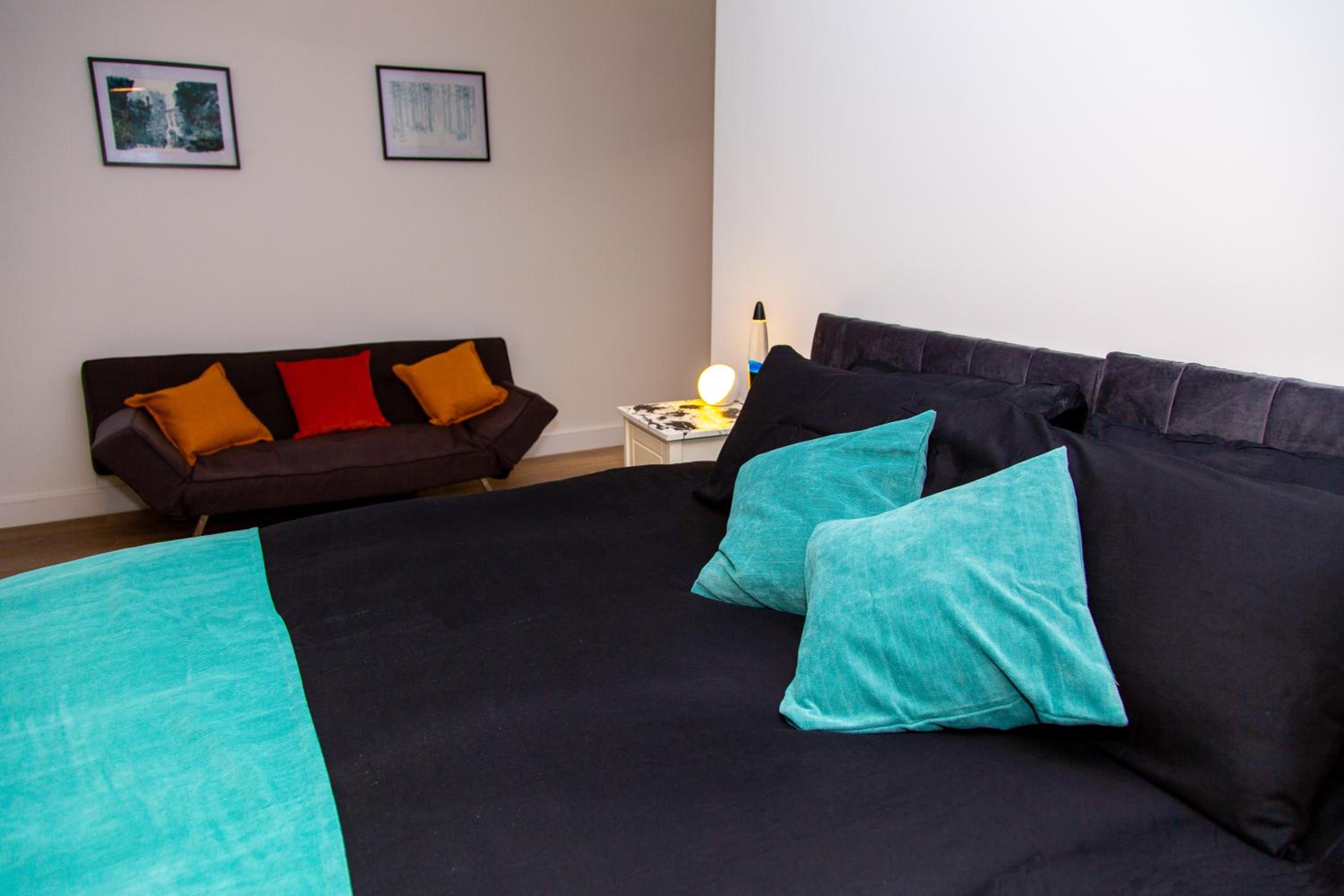 SmartStay, Fast Wifi and Workspace, 3 Beds, Central, Private Parking, by Airport