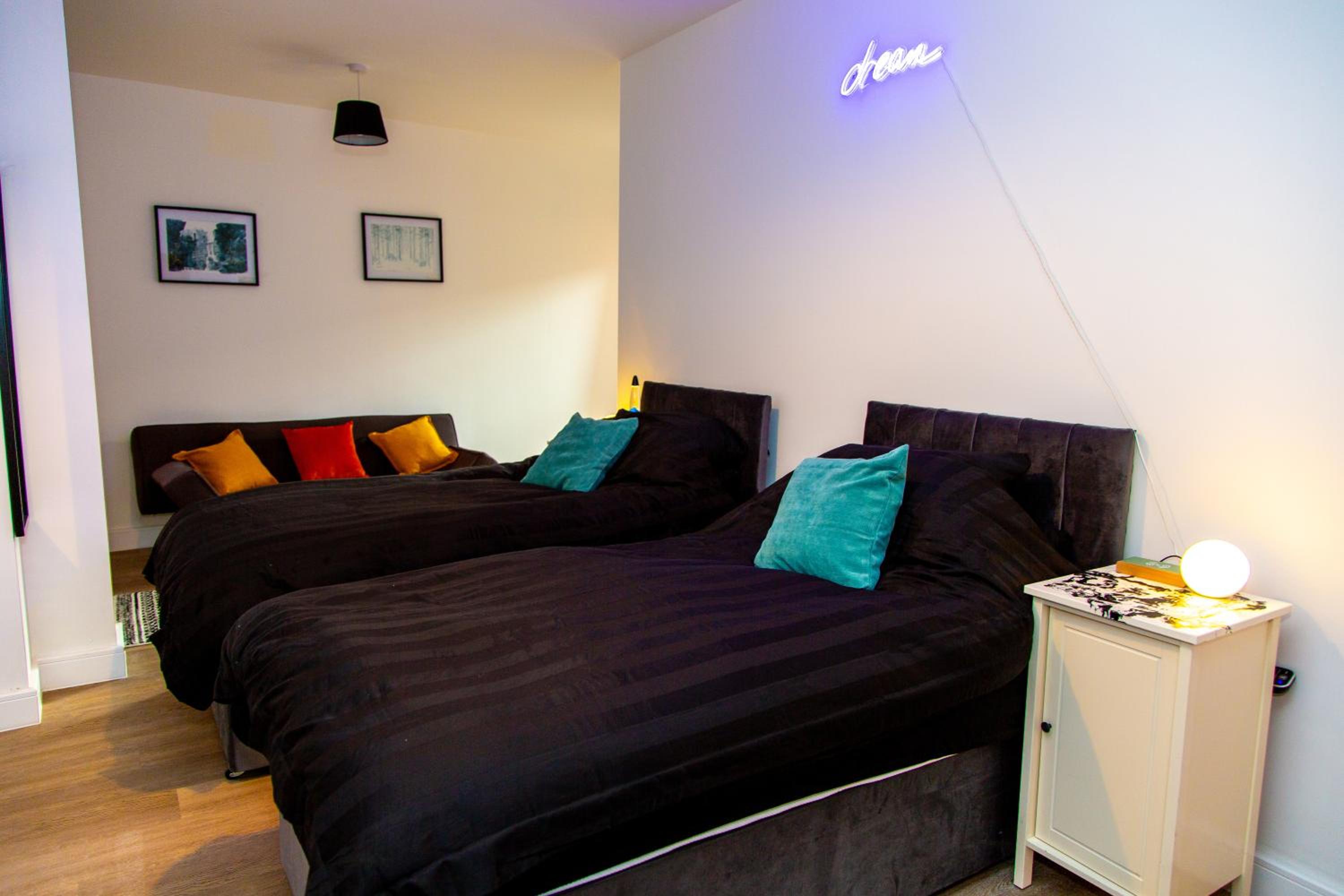 SmartStay, Fast Wifi and Workspace, 3 Beds, Central, Private Parking, by Airport