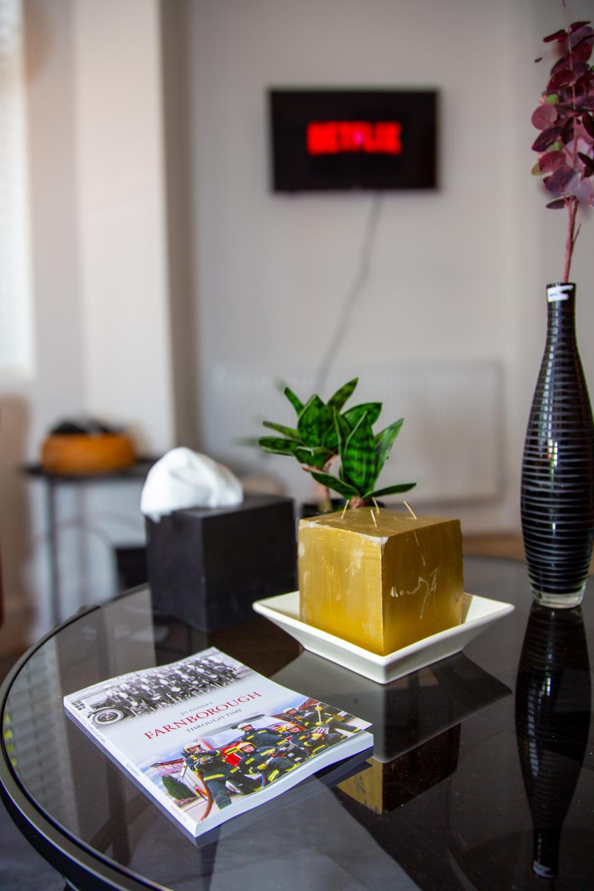 SmartStay, Fast Wifi and Workspace, 3 Beds, Central, Private Parking, by Airport