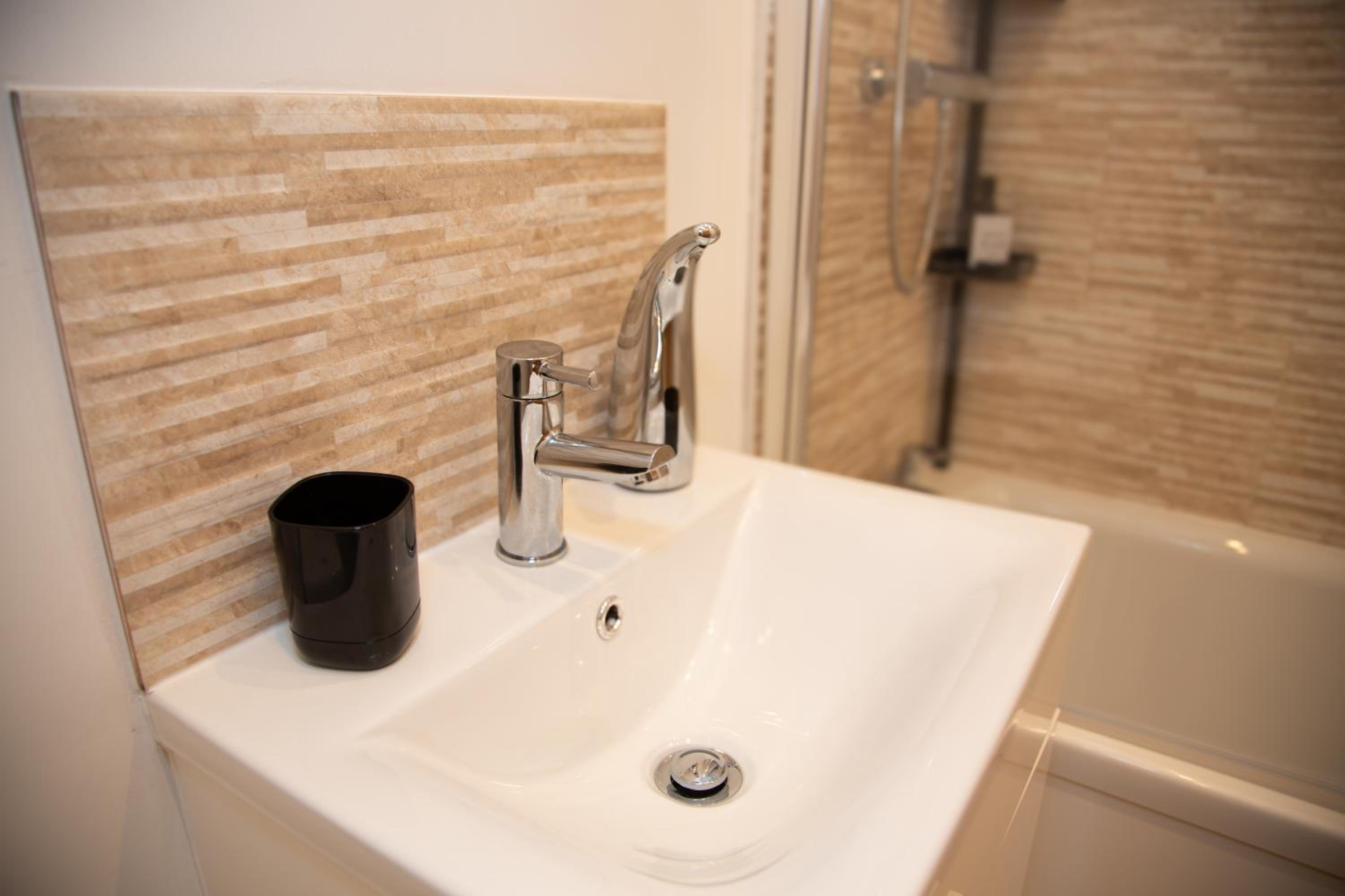 SmartStay, Fast Wifi and Workspace, 3 Beds, Central, Private Parking, by Airport