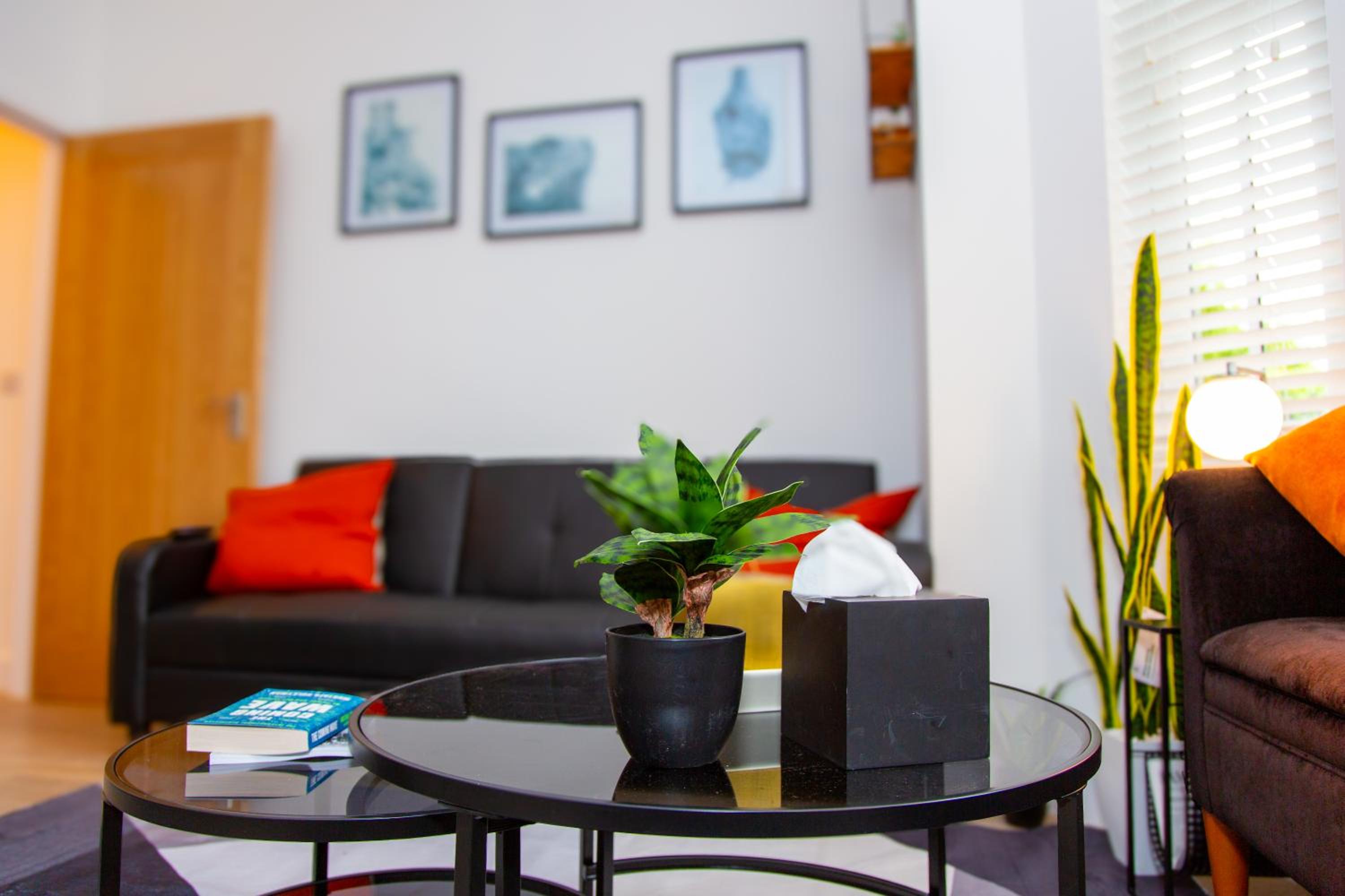 SmartStay, Fast Wifi and Workspace, 3 Beds, Central, Private Parking, by Airport