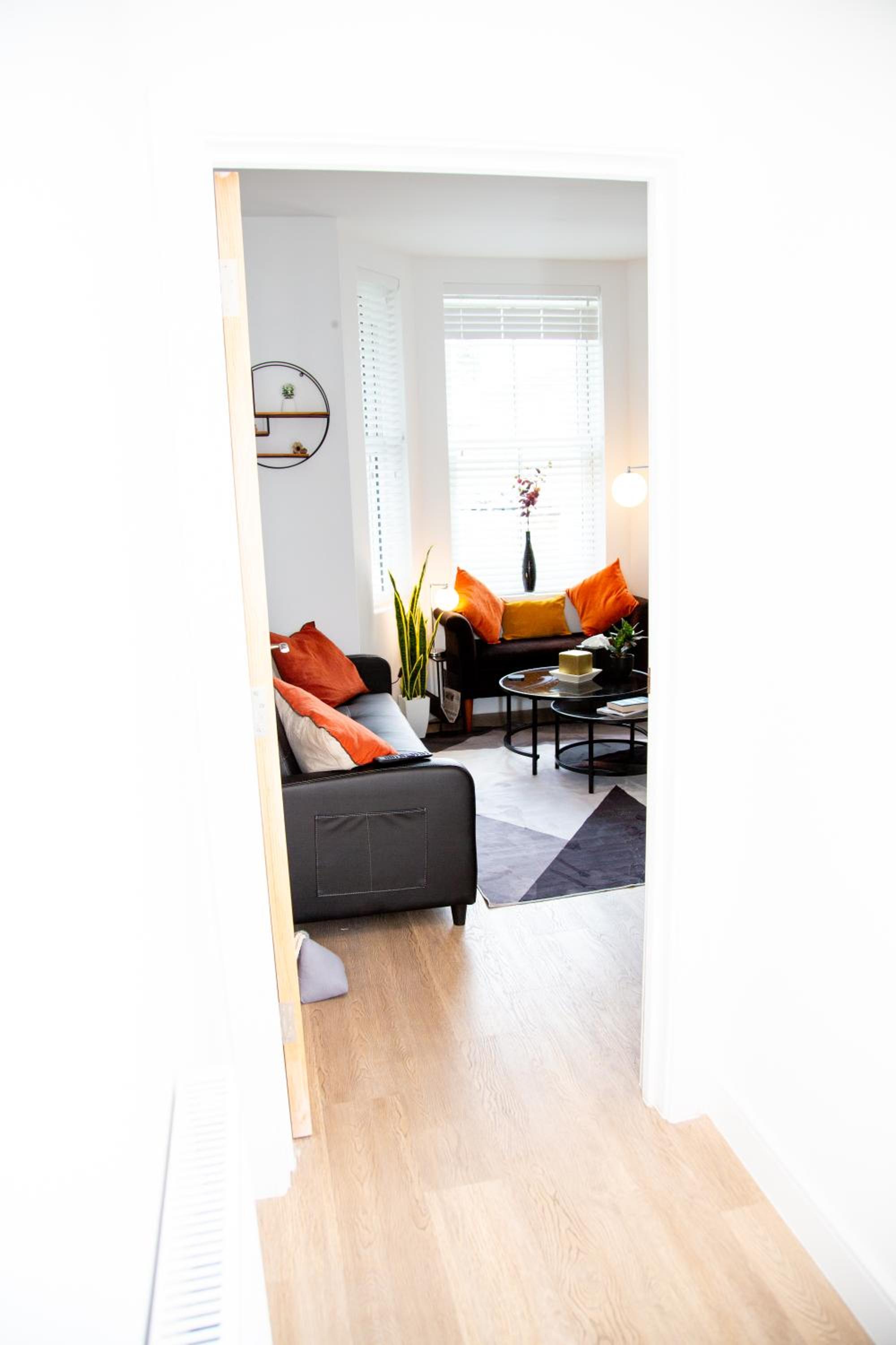 SmartStay, Fast Wifi and Workspace, 3 Beds, Central, Private Parking, by Airport