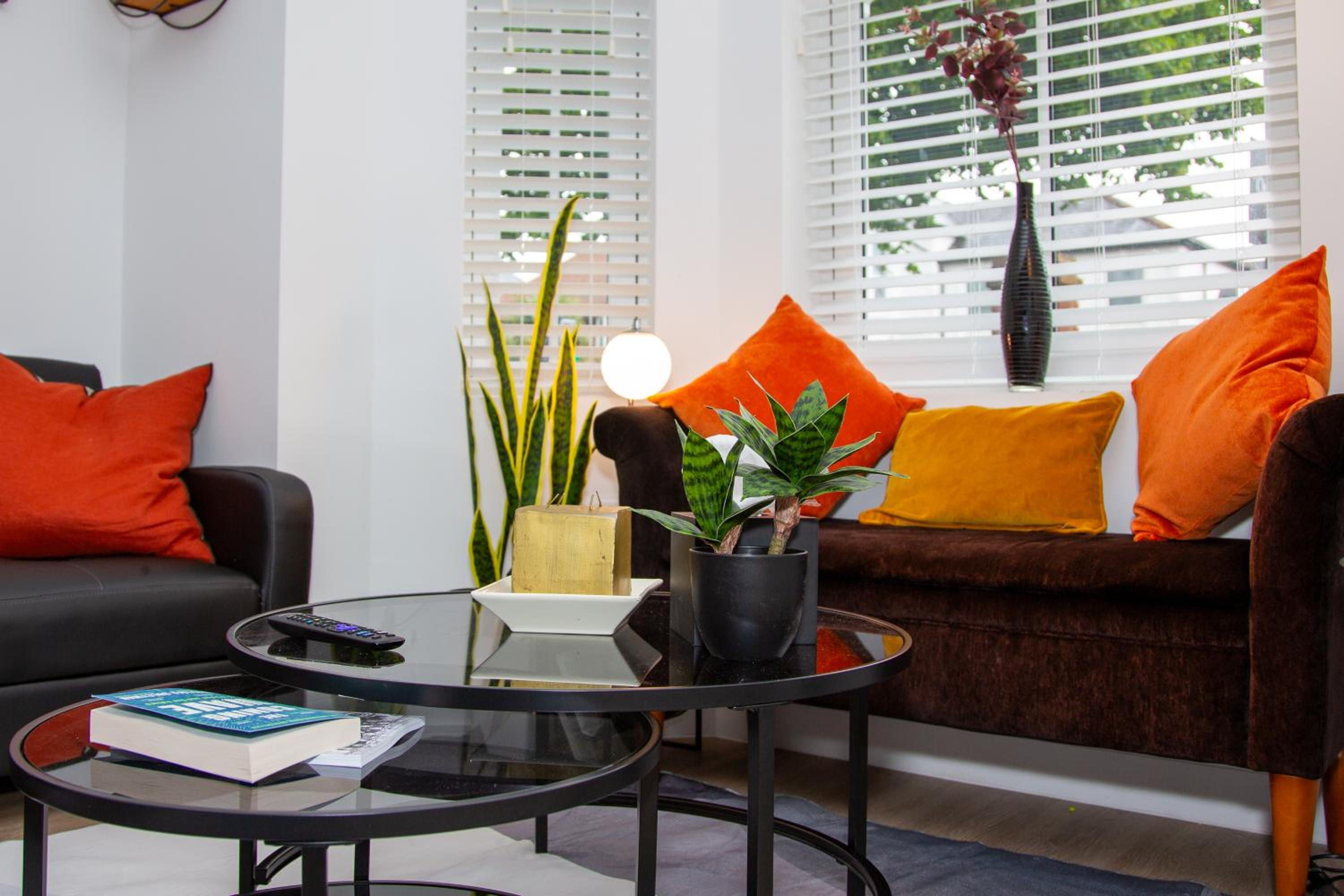 SmartStay, Fast Wifi and Workspace, 3 Beds, Central, Private Parking, by Airport