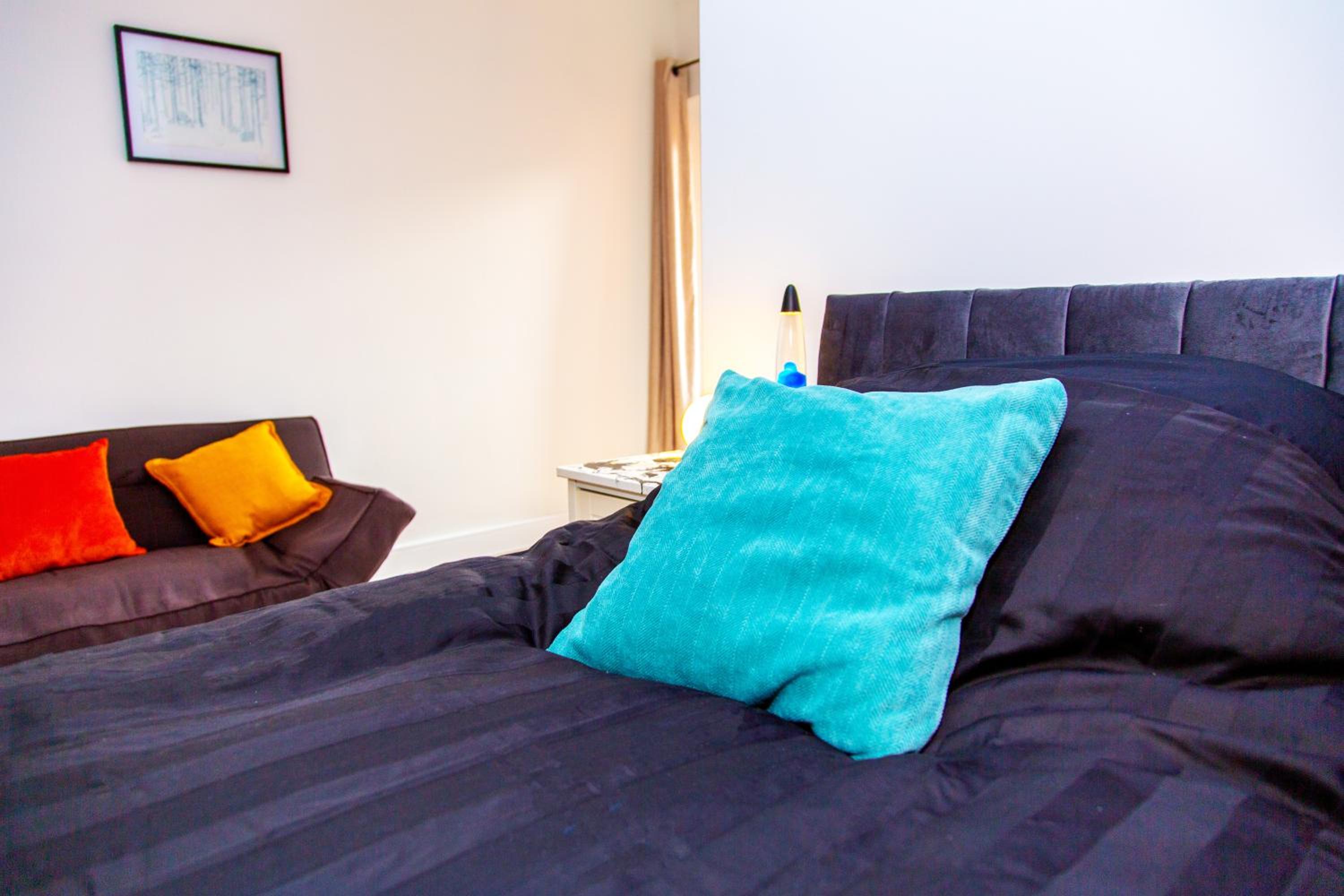 SmartStay, Fast Wifi and Workspace, 3 Beds, Central, Private Parking, by Airport