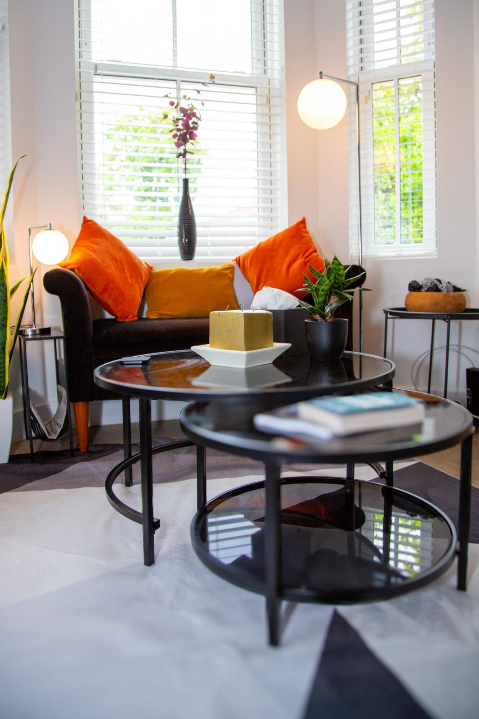 SmartStay, Fast Wifi and Workspace, 3 Beds, Central, Private Parking, by Airport