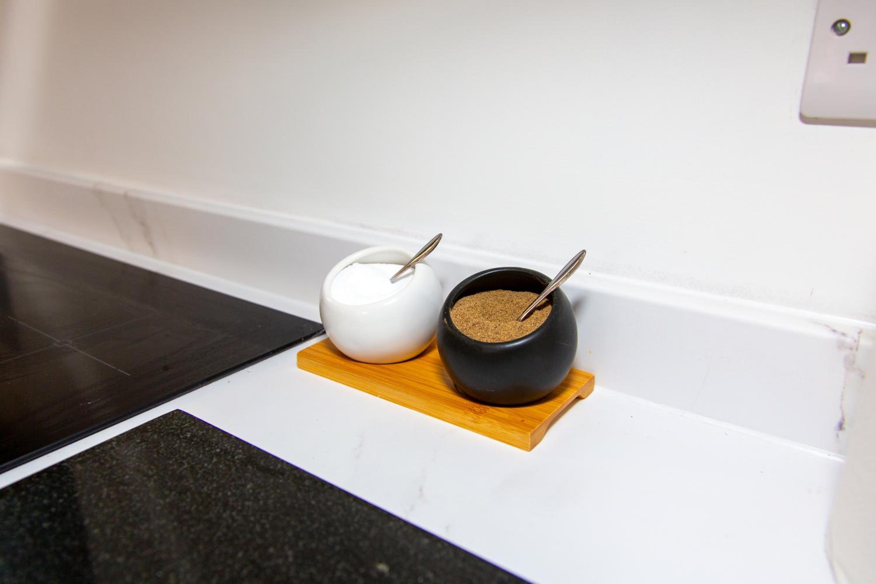 SmartStay, Fast Wifi and Workspace, 3 Beds, Central, Private Parking, by Airport