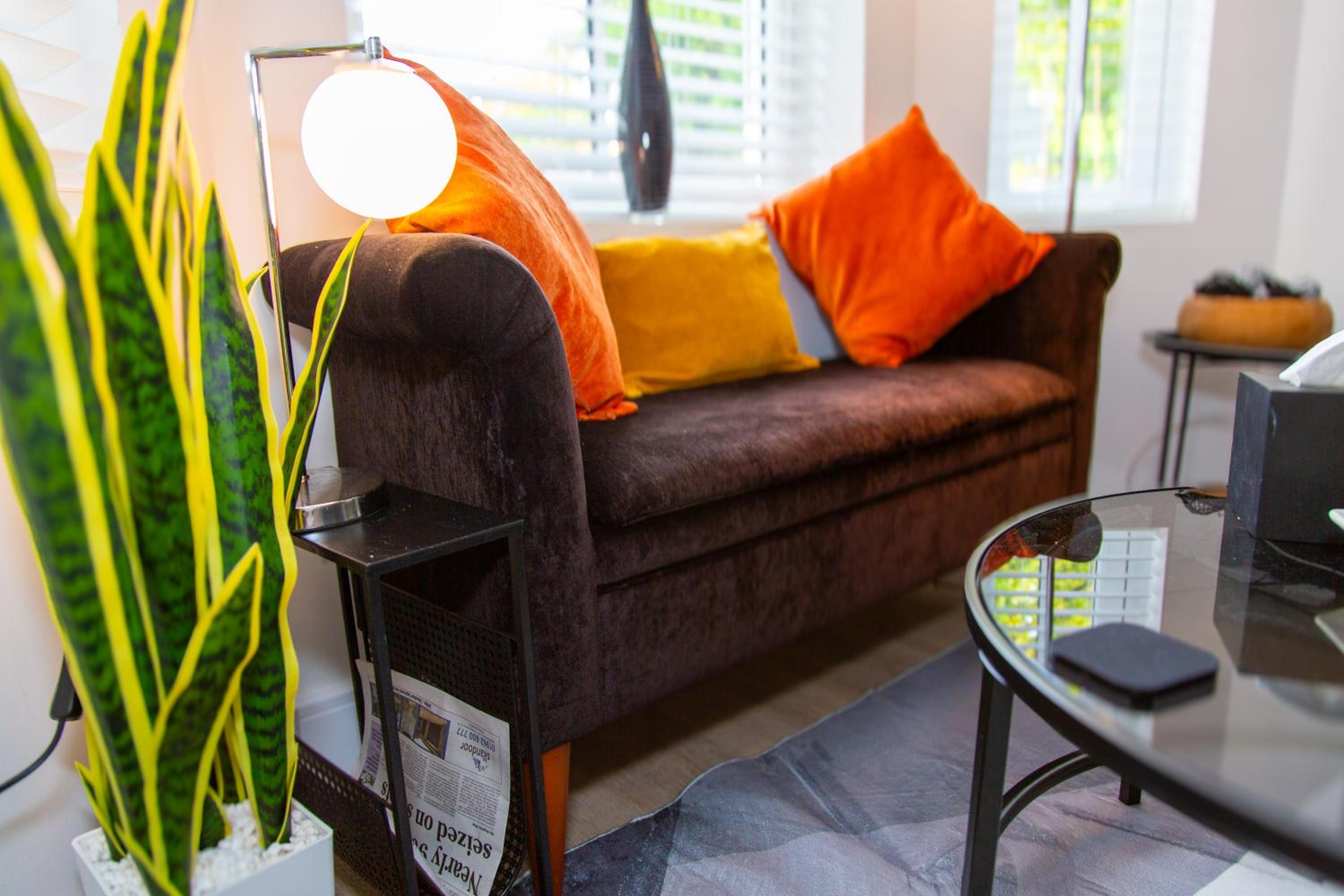 SmartStay, Fast Wifi and Workspace, 3 Beds, Central, Private Parking, by Airport