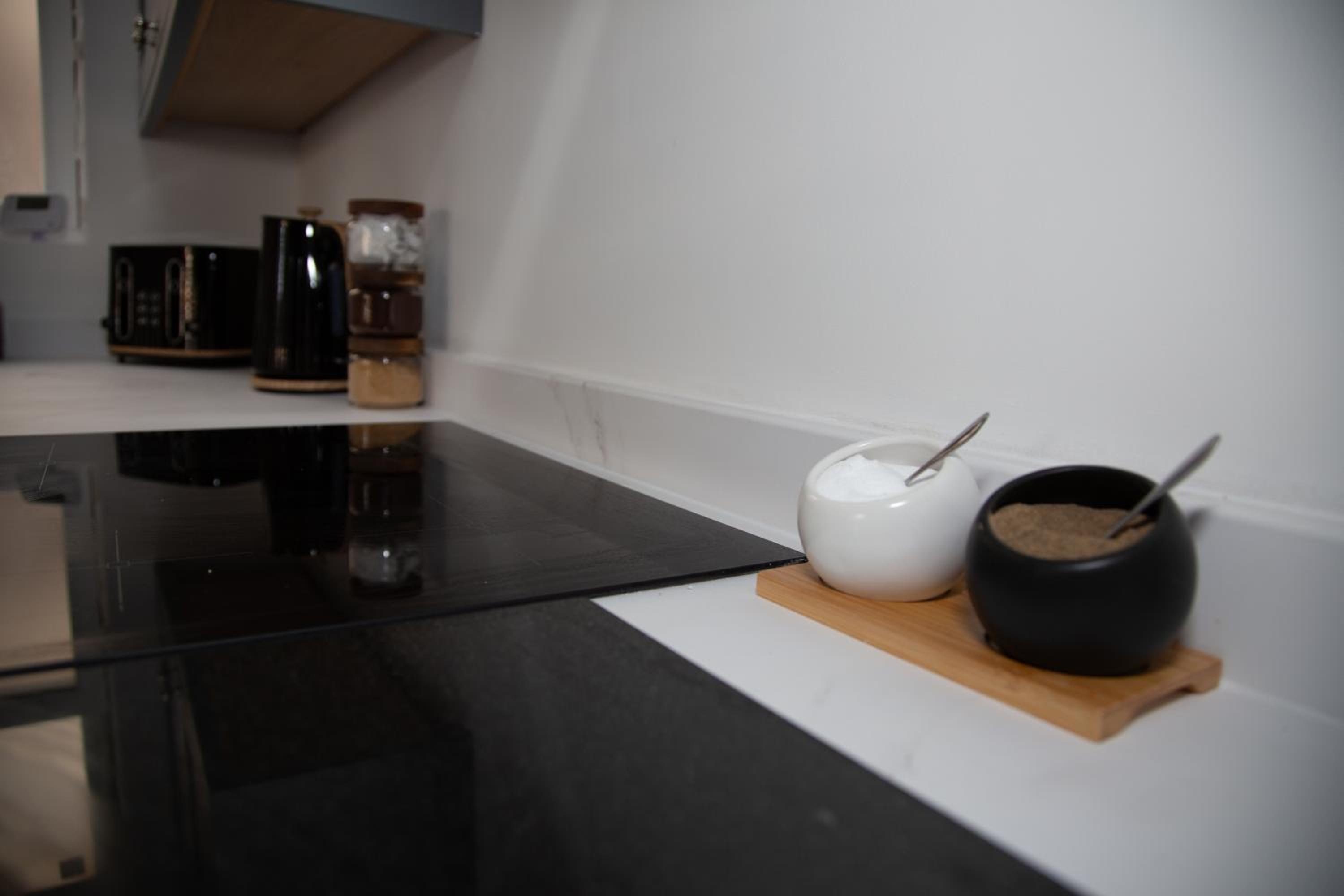 SmartStay, Fast Wifi and Workspace, 3 Beds, Central, Private Parking, by Airport