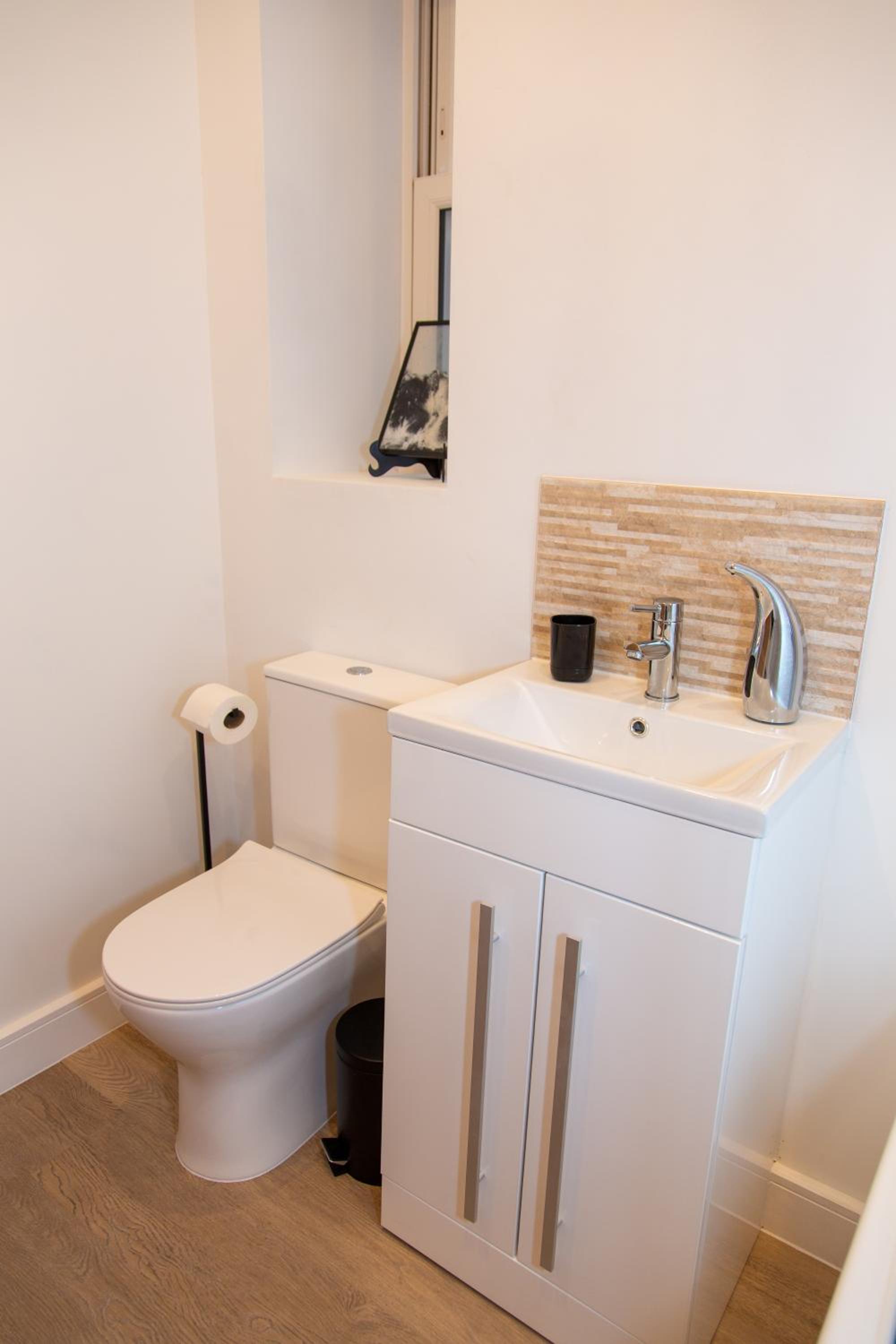 SmartStay, Fast Wifi and Workspace, 3 Beds, Central, Private Parking, by Airport